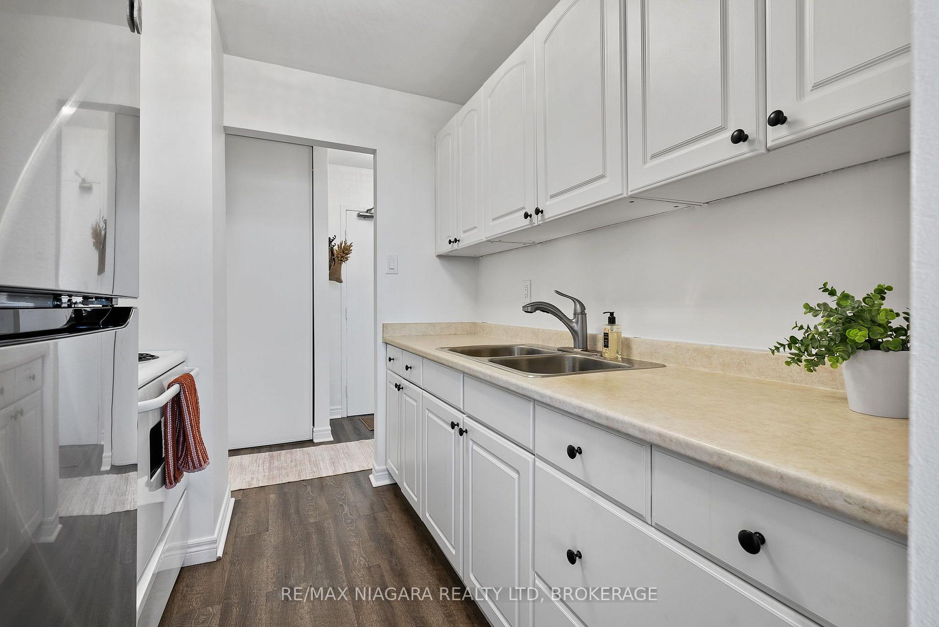 Photo 7 of Unit 1002, 359 Geneva Street, St. Catharines, Fairview — HOMEH