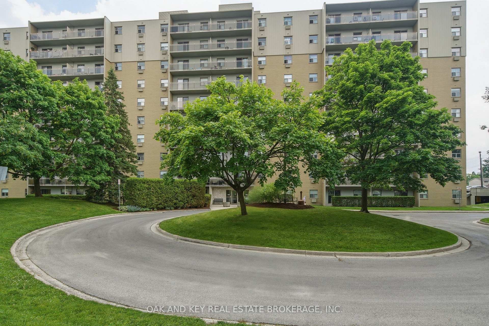 Photo 2 of Unit 302, 931 Wonderland Road S, London, South M — HOMEH