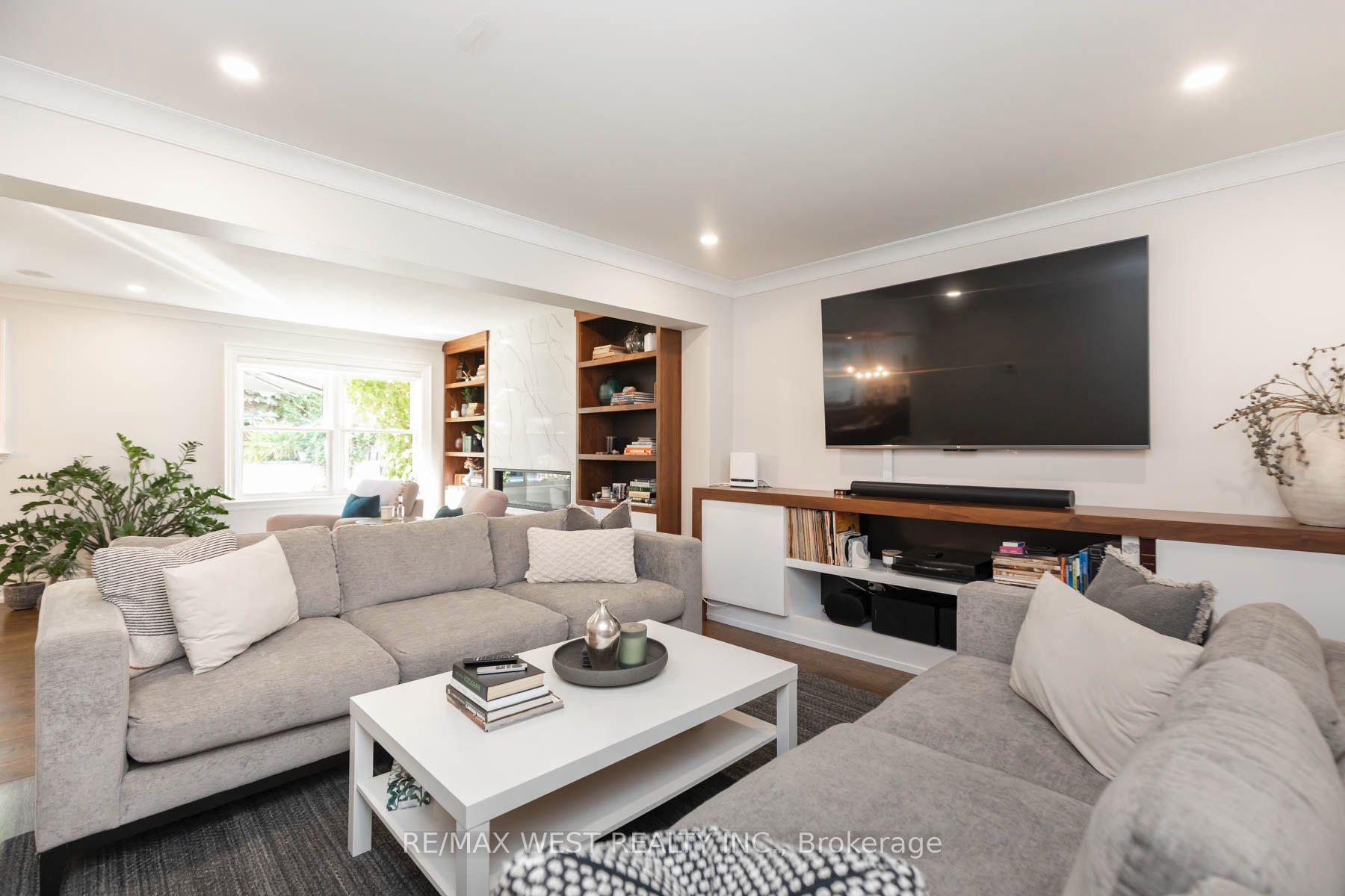 Photo 3 of 49 Winterton Drive, Etobicoke, Princess-Rosethorn — HOMEH