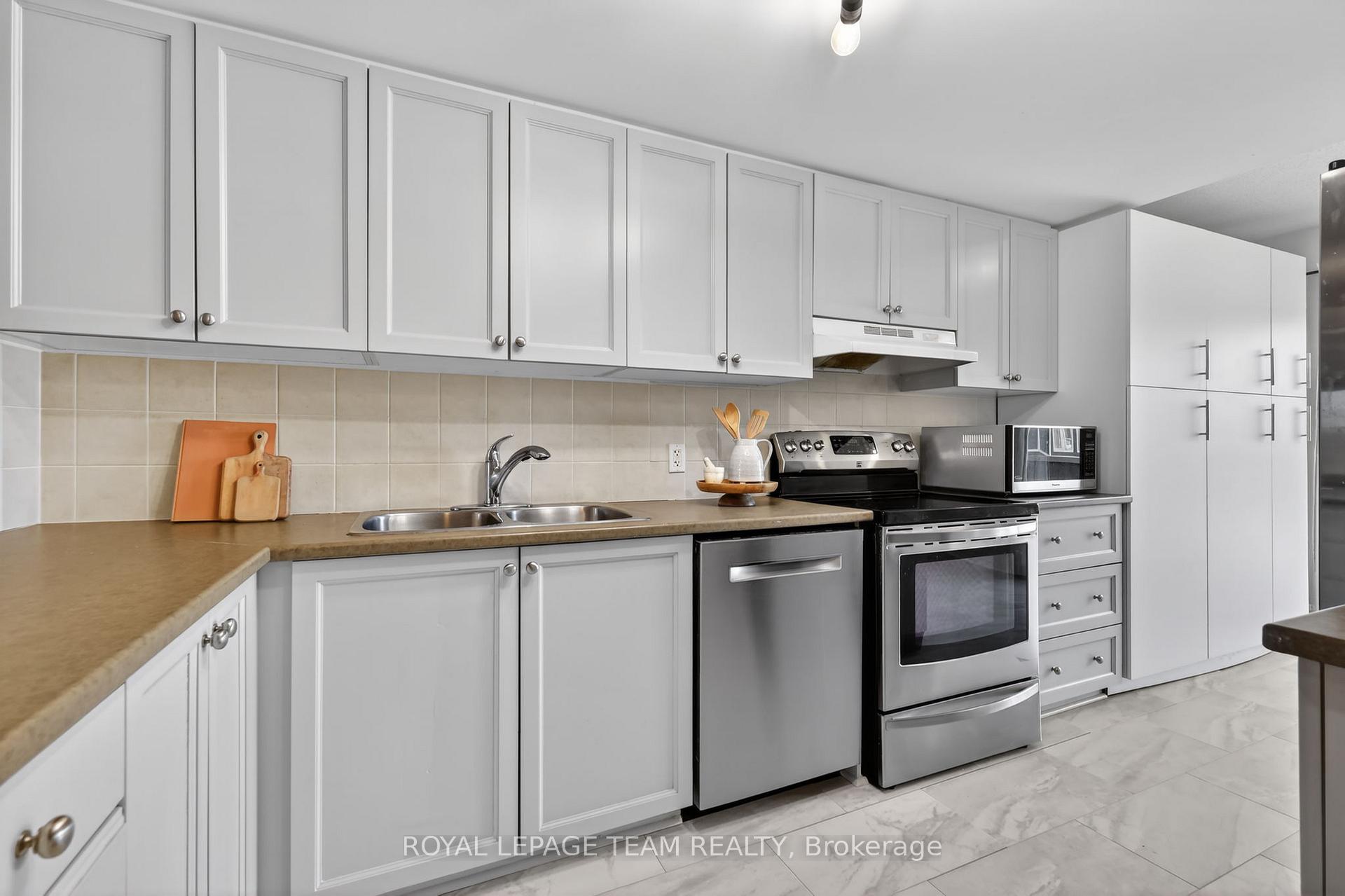 Photo 11 of Unit 13, 424 Hillsboro Private, Ottawa, Kanata - Emerald Meadows/Trailwest — HOMEH