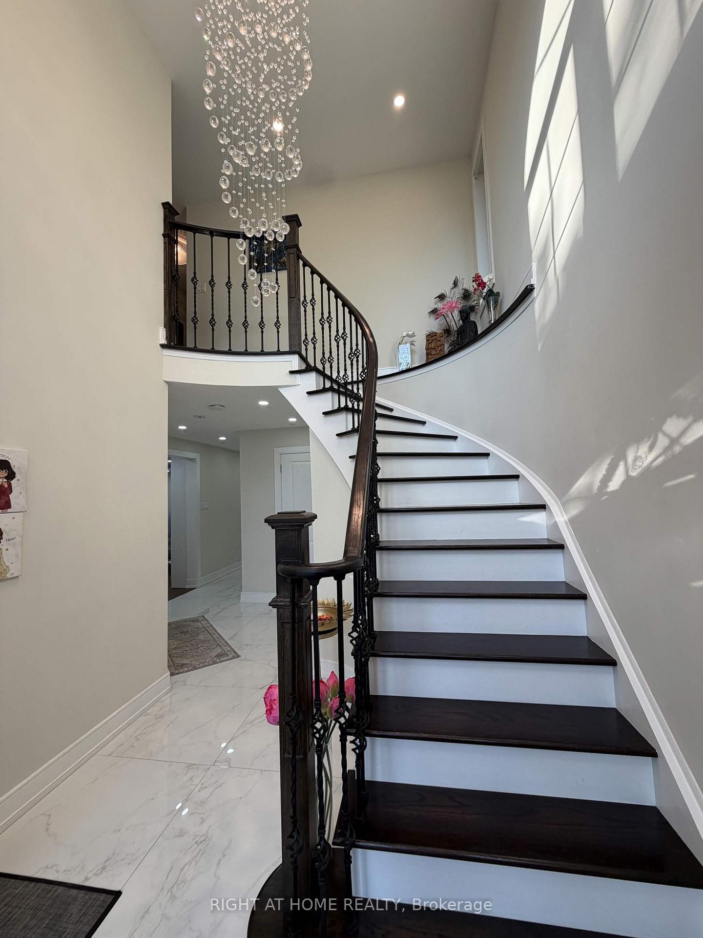 Photo 4 of 24 Aristotle Drive E, Richmond Hill, Devonsleigh — HOMEH