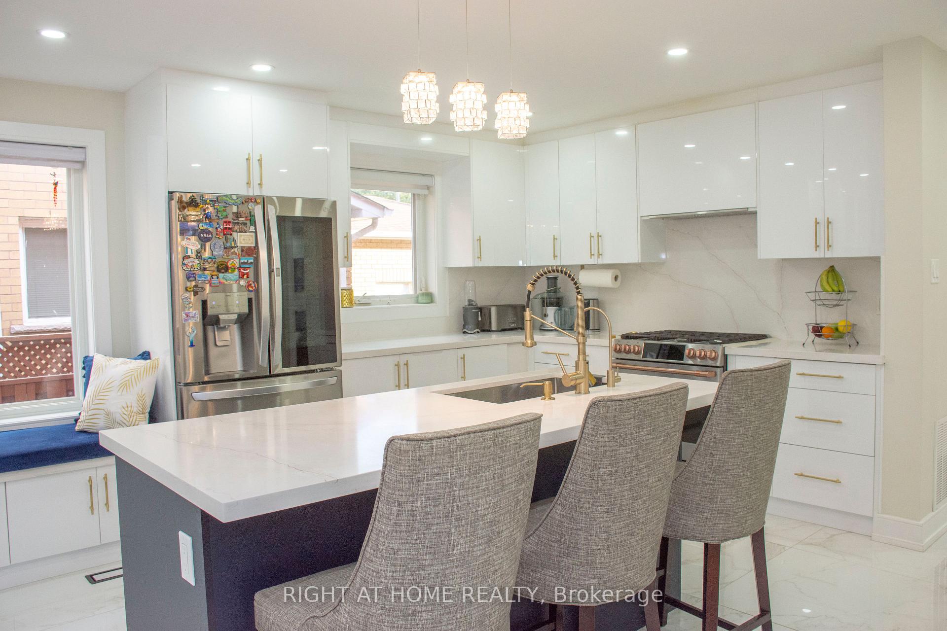 Photo 12 of 24 Aristotle Drive E, Richmond Hill, Devonsleigh — HOMEH