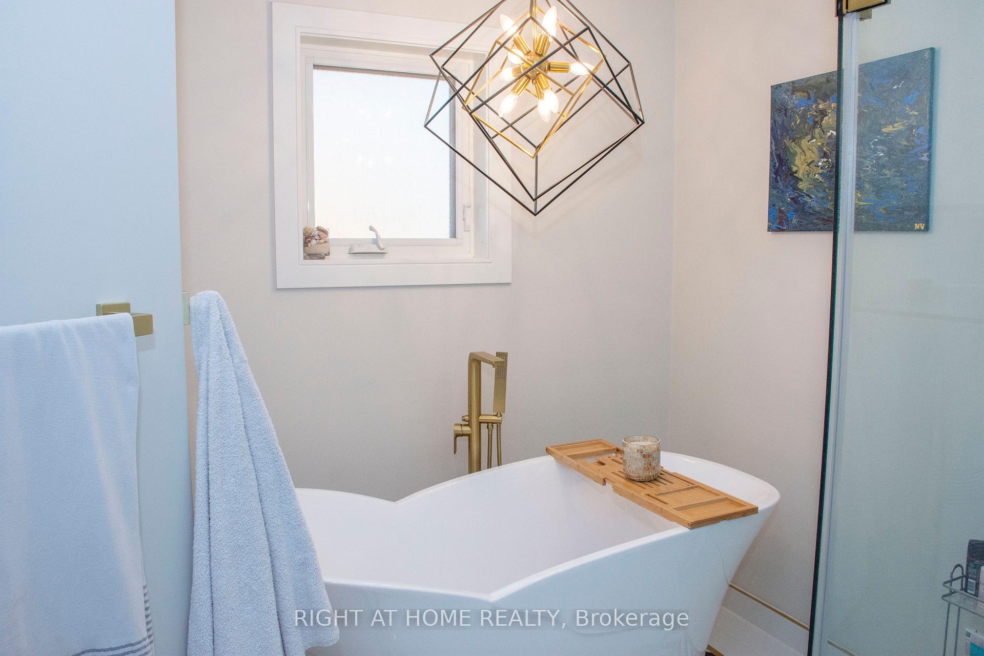 Photo 19 of 24 Aristotle Drive E, Richmond Hill, Devonsleigh — HOMEH