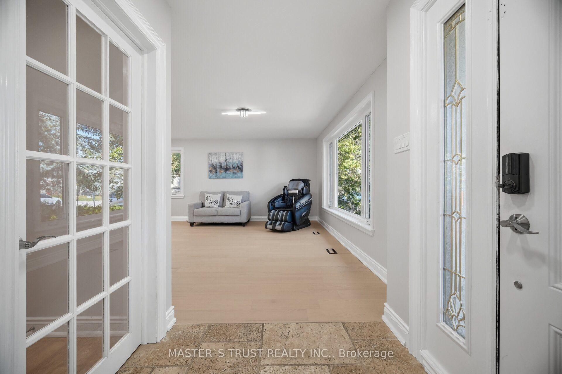 Photo 4 of 412 Sandmere Place, Oakville, West — HOMEH
