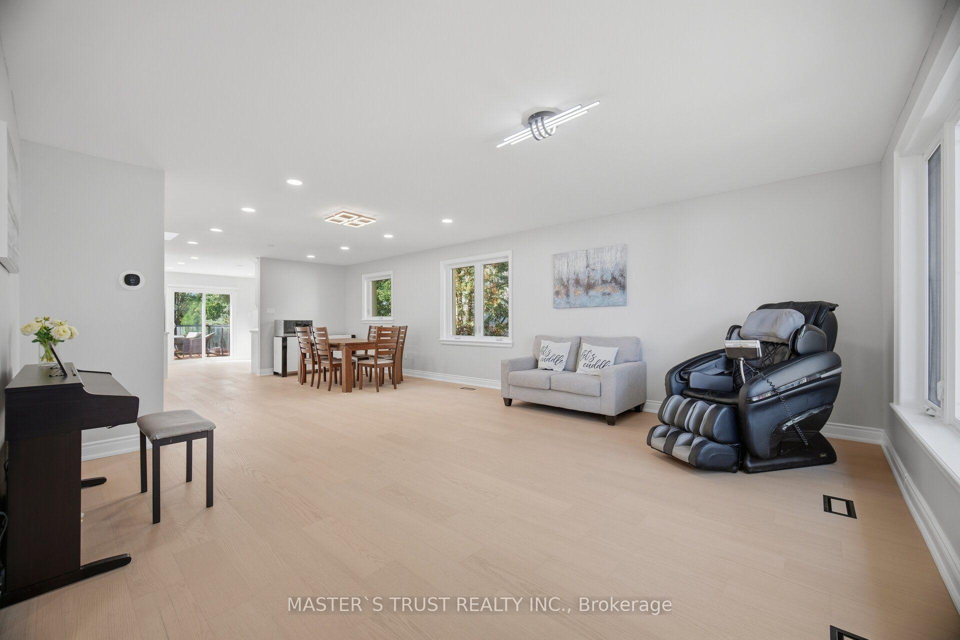Photo 5 of 412 Sandmere Place, Oakville, West — HOMEH