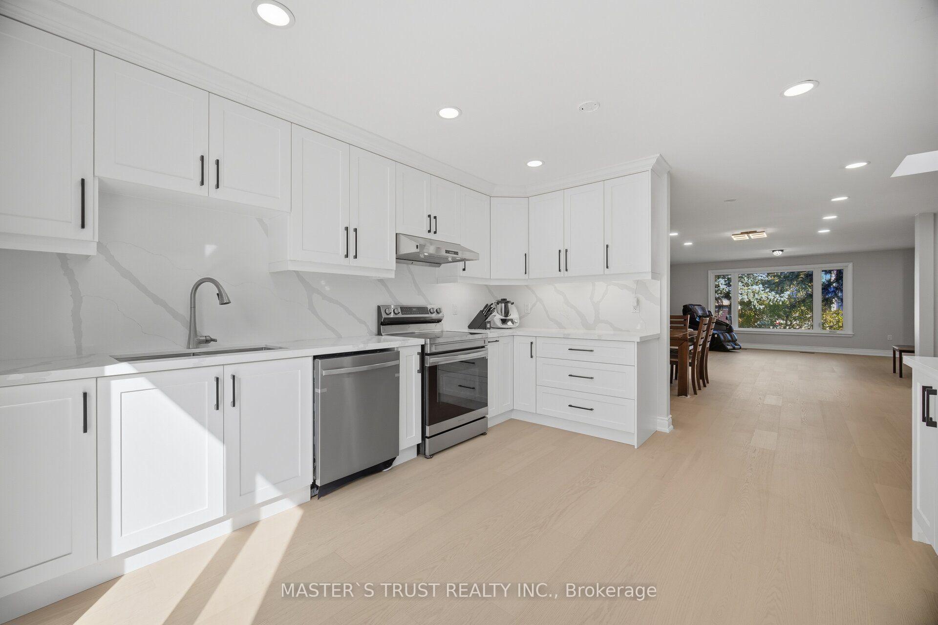 Photo 10 of 412 Sandmere Place, Oakville, West — HOMEH