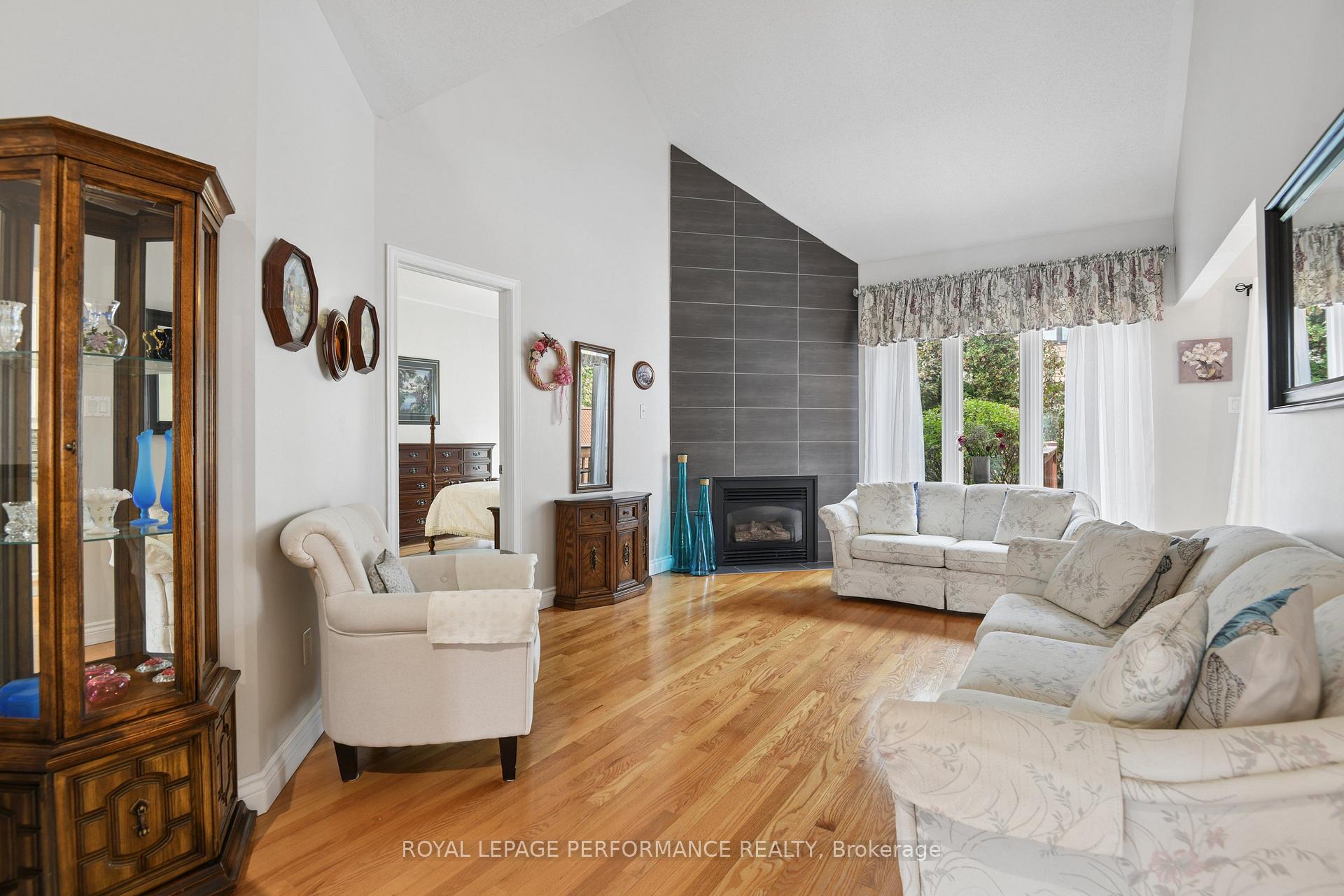 Photo 9 of 14 Windeyer Crescent, Ottawa, Kanata - Kanata Lakes/Heritage Hills — HOMEH