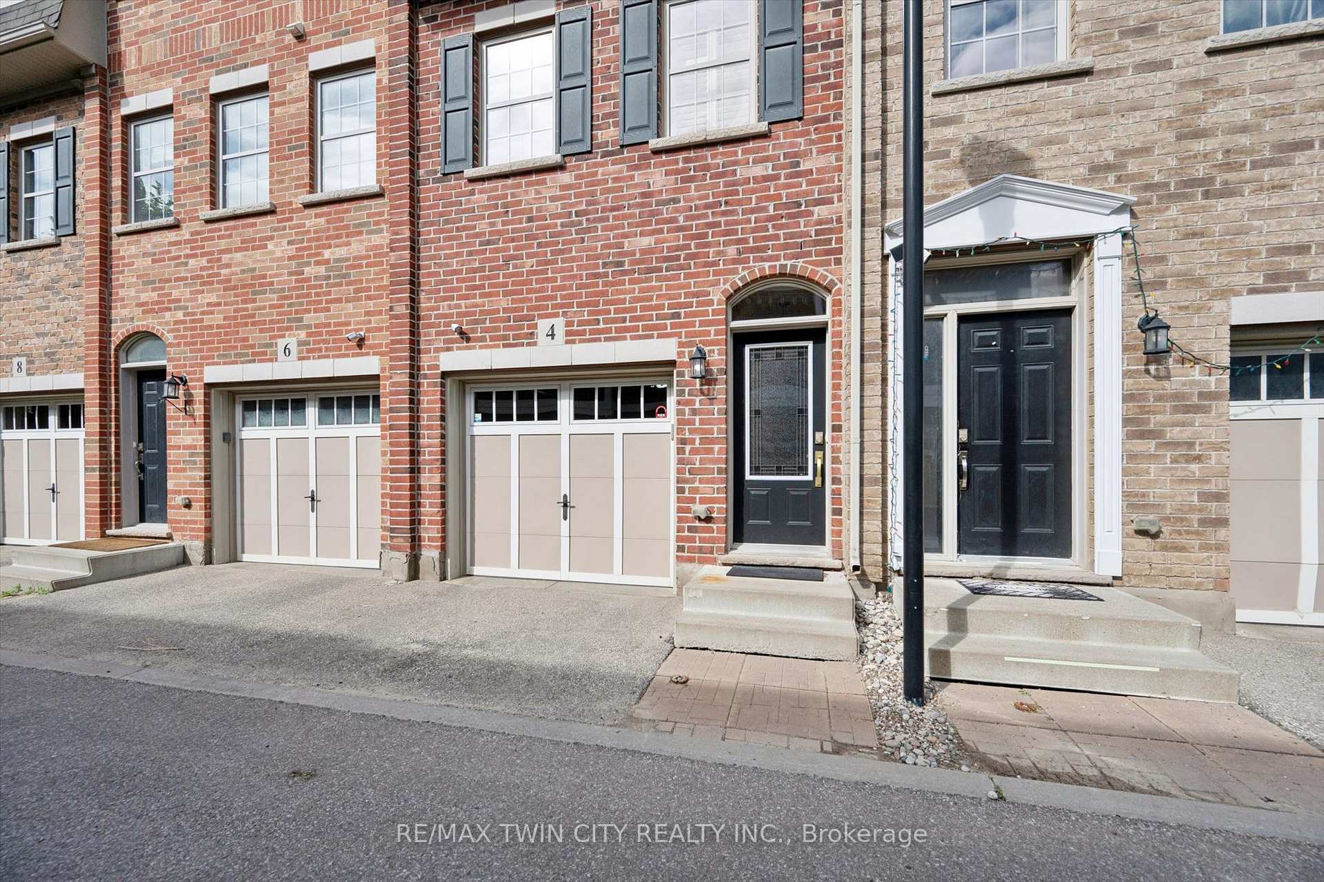 Photo 2 of 4 Cheltenham Mews, Kitchener, Mount Hope Huron Park — HOMEH