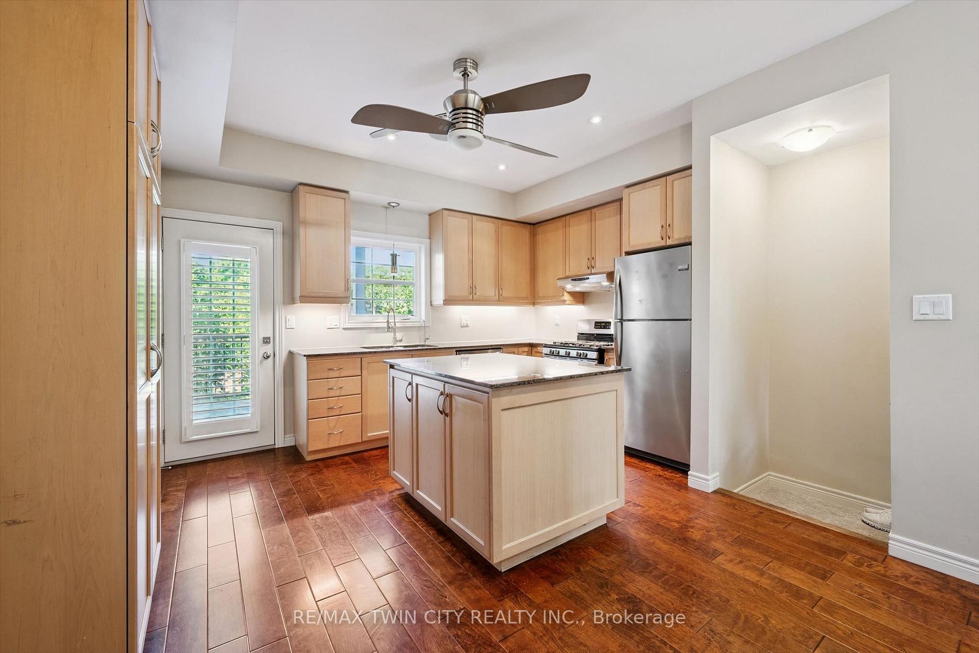 Photo 3 of 4 Cheltenham Mews, Kitchener, Mount Hope Huron Park — HOMEH