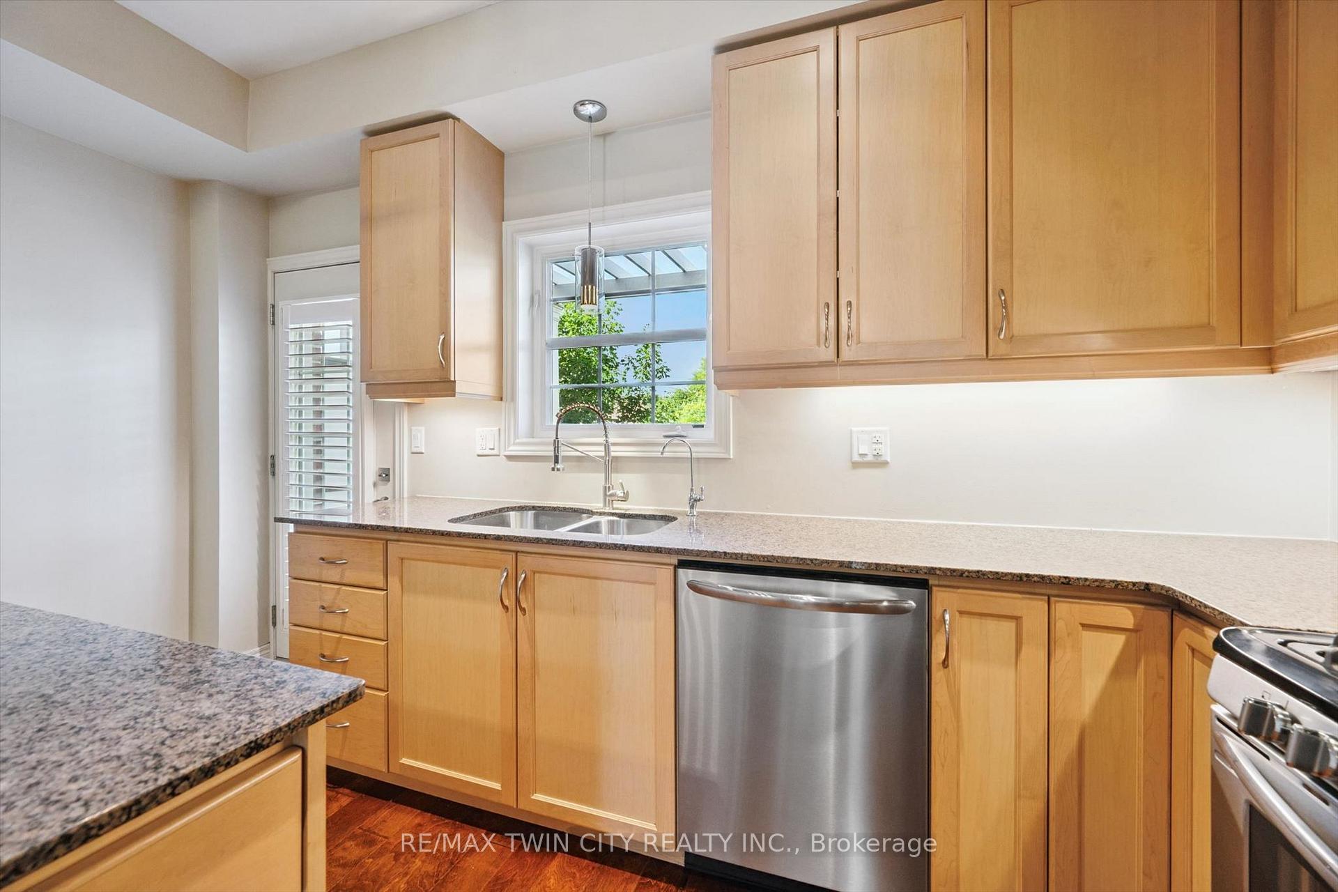 Photo 4 of 4 Cheltenham Mews, Kitchener, Mount Hope Huron Park — HOMEH
