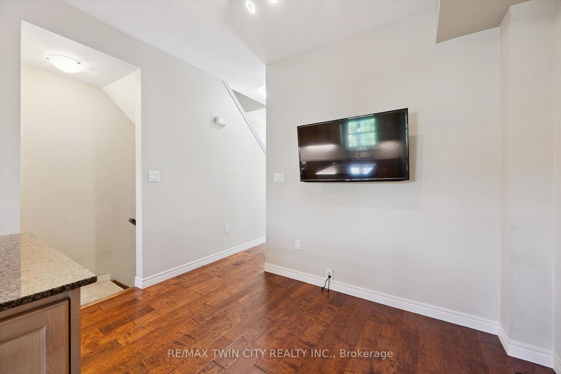 Photo 7 of 4 Cheltenham Mews, Kitchener, Mount Hope Huron Park — HOMEH