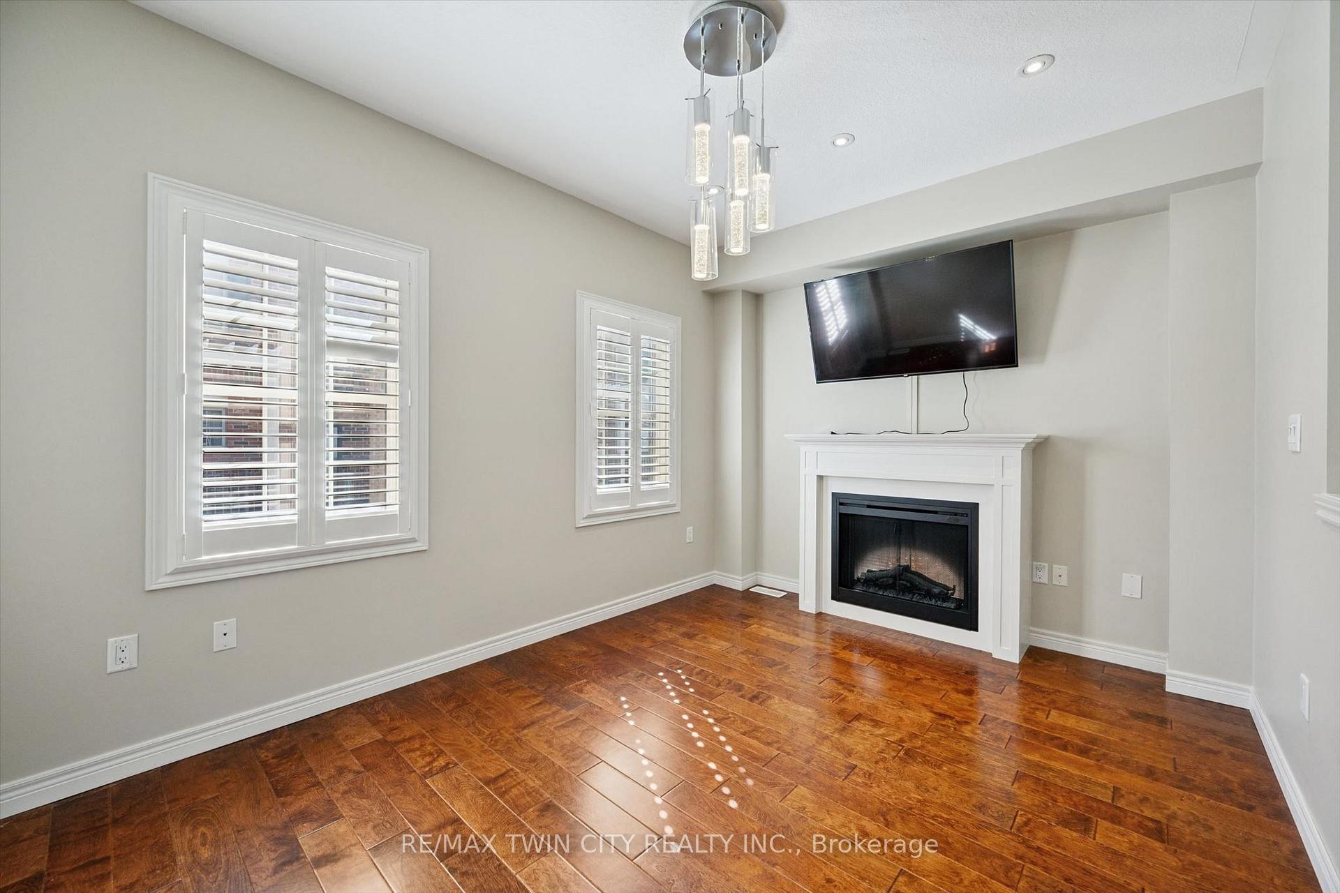 Photo 9 of 4 Cheltenham Mews, Kitchener, Mount Hope Huron Park — HOMEH