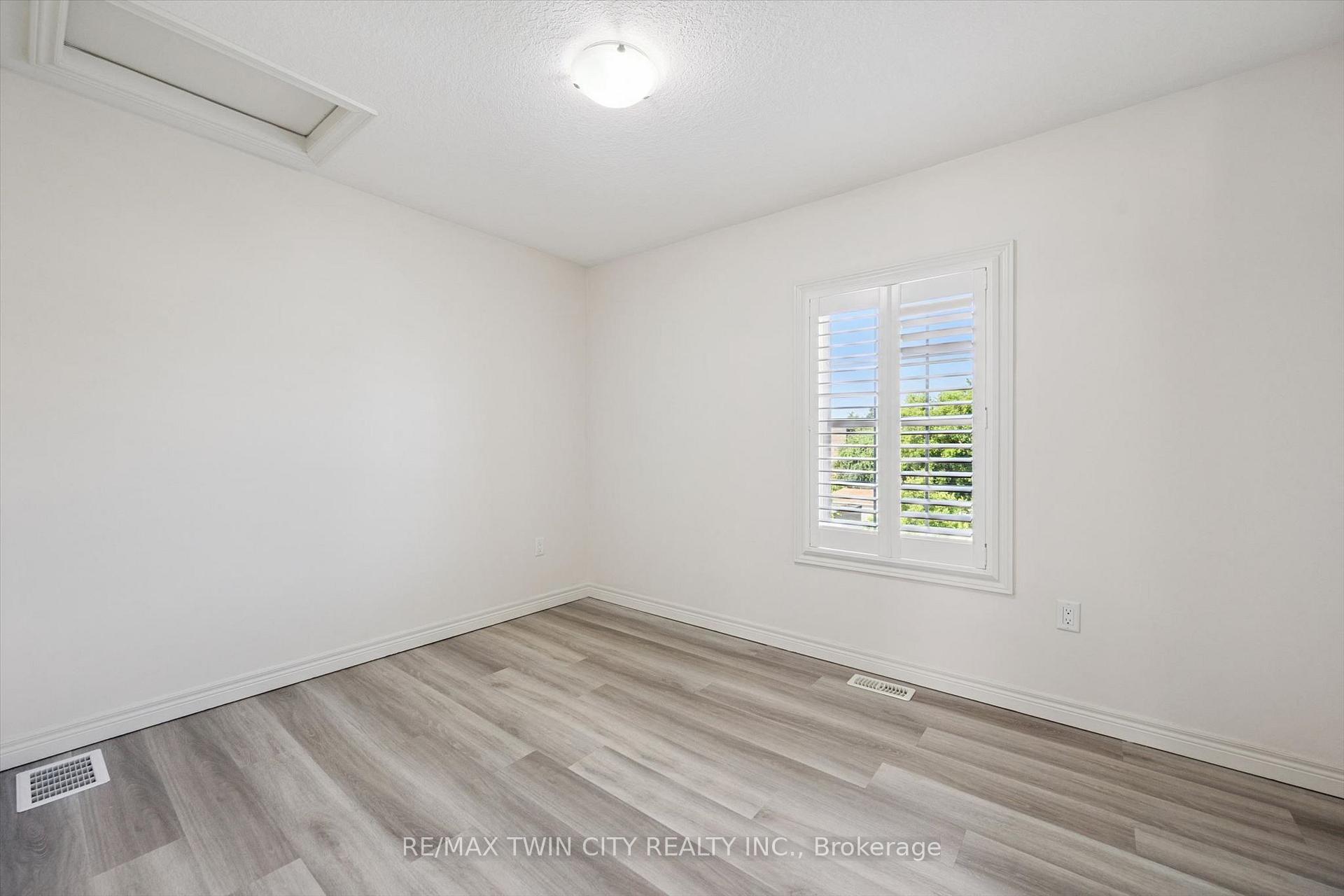 Photo 15 of 4 Cheltenham Mews, Kitchener, Mount Hope Huron Park — HOMEH