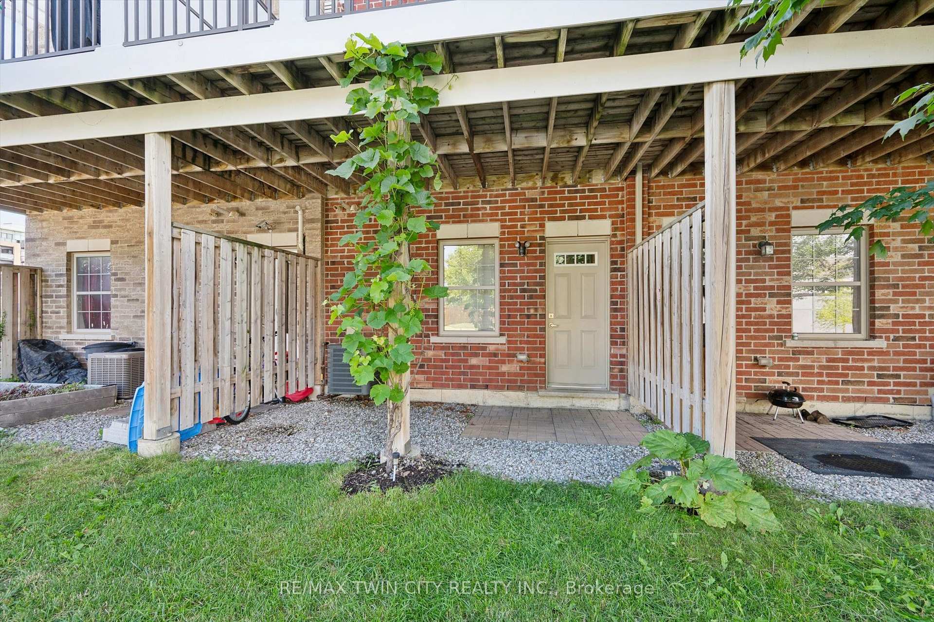 Photo 25 of 4 Cheltenham Mews, Kitchener, Mount Hope Huron Park — HOMEH