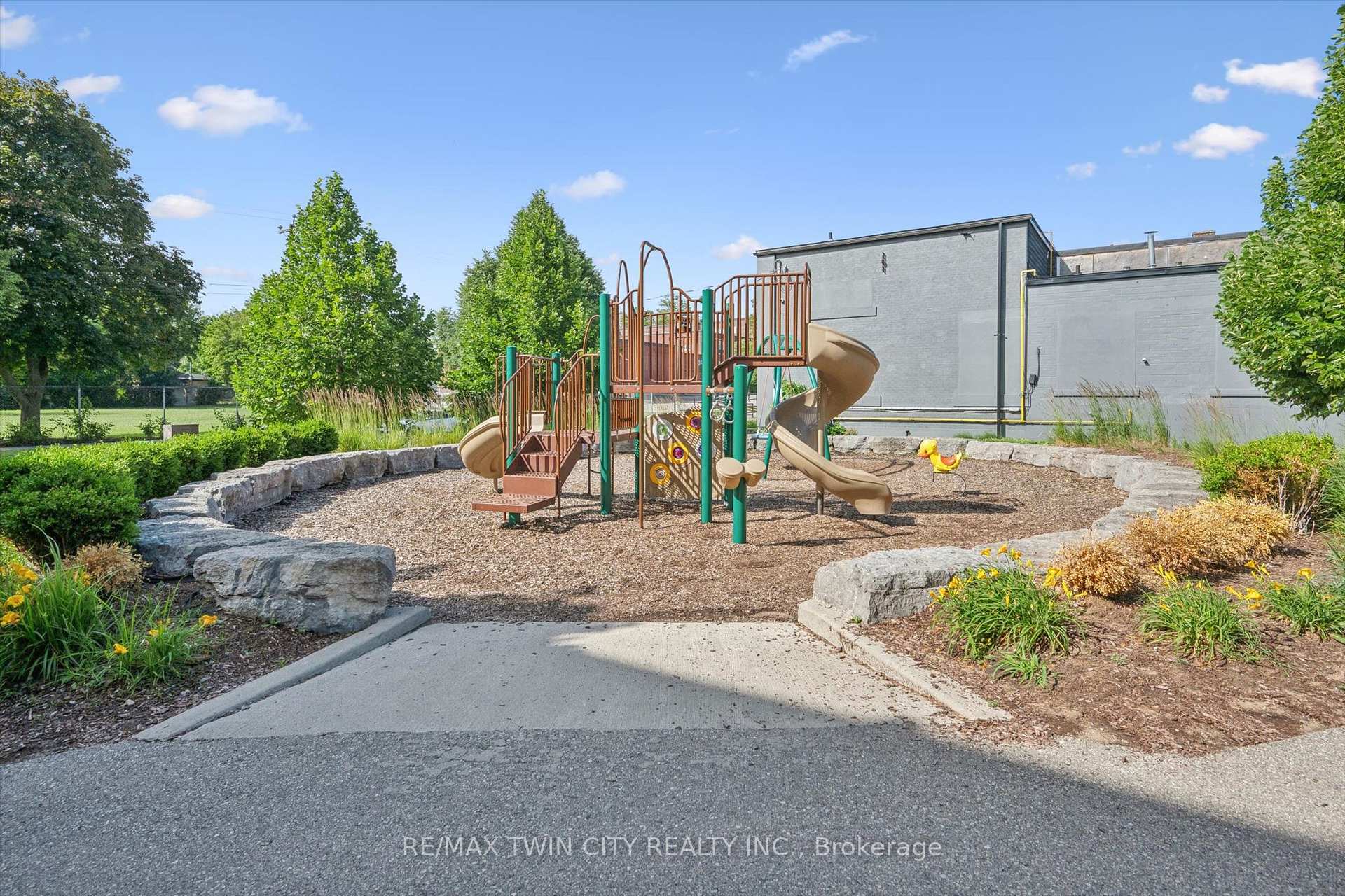 Photo 27 of 4 Cheltenham Mews, Kitchener, Mount Hope Huron Park — HOMEH