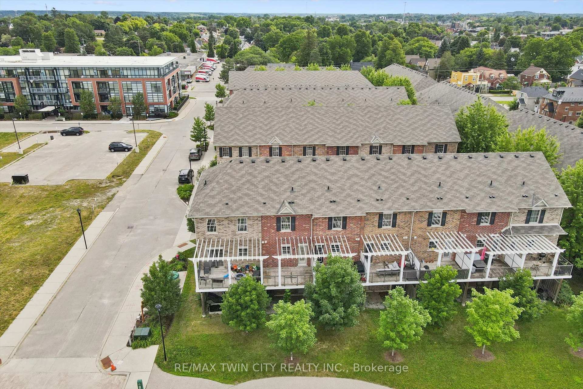 Photo 30 of 4 Cheltenham Mews, Kitchener, Mount Hope Huron Park — HOMEH