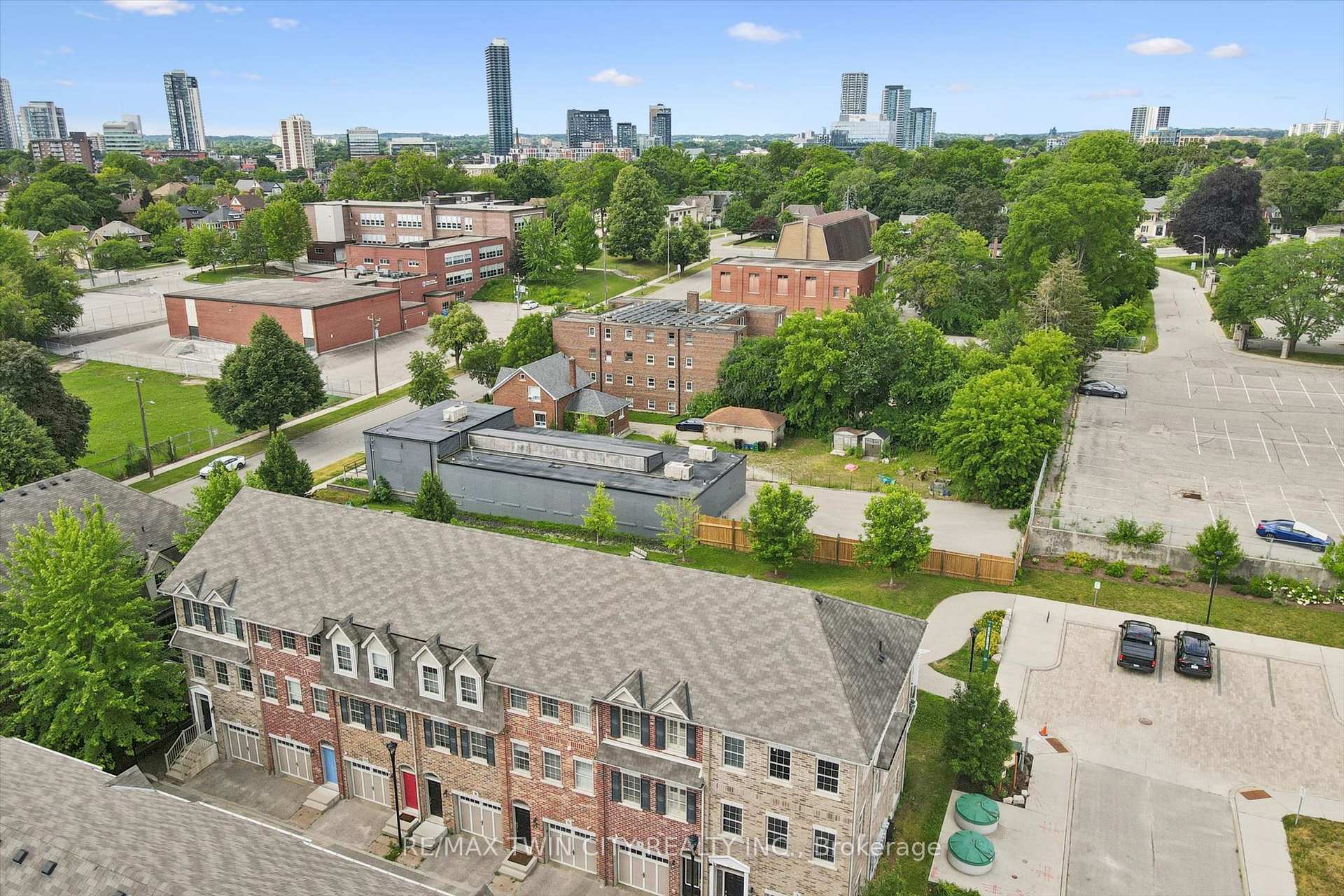 Photo 31 of 4 Cheltenham Mews, Kitchener, Mount Hope Huron Park — HOMEH