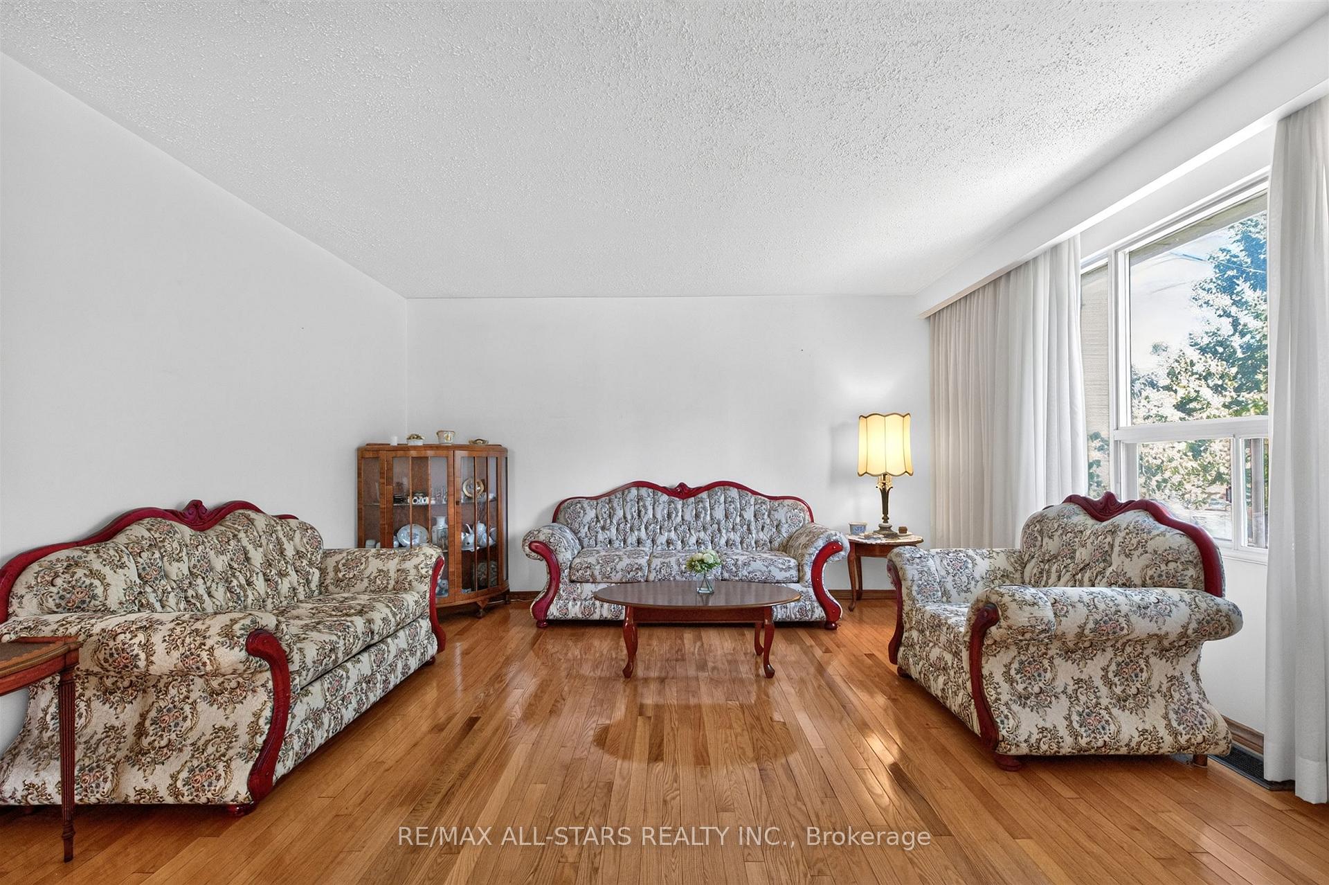Photo 3 of 12 Adanac Drive, Scarborough, Cliffcrest — HOMEH