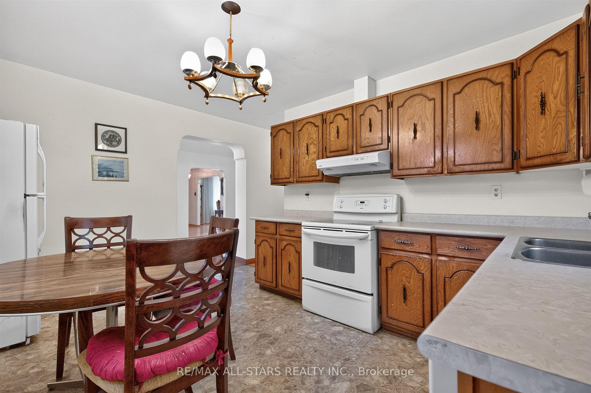 Photo 13 of 12 Adanac Drive, Scarborough, Cliffcrest — HOMEH