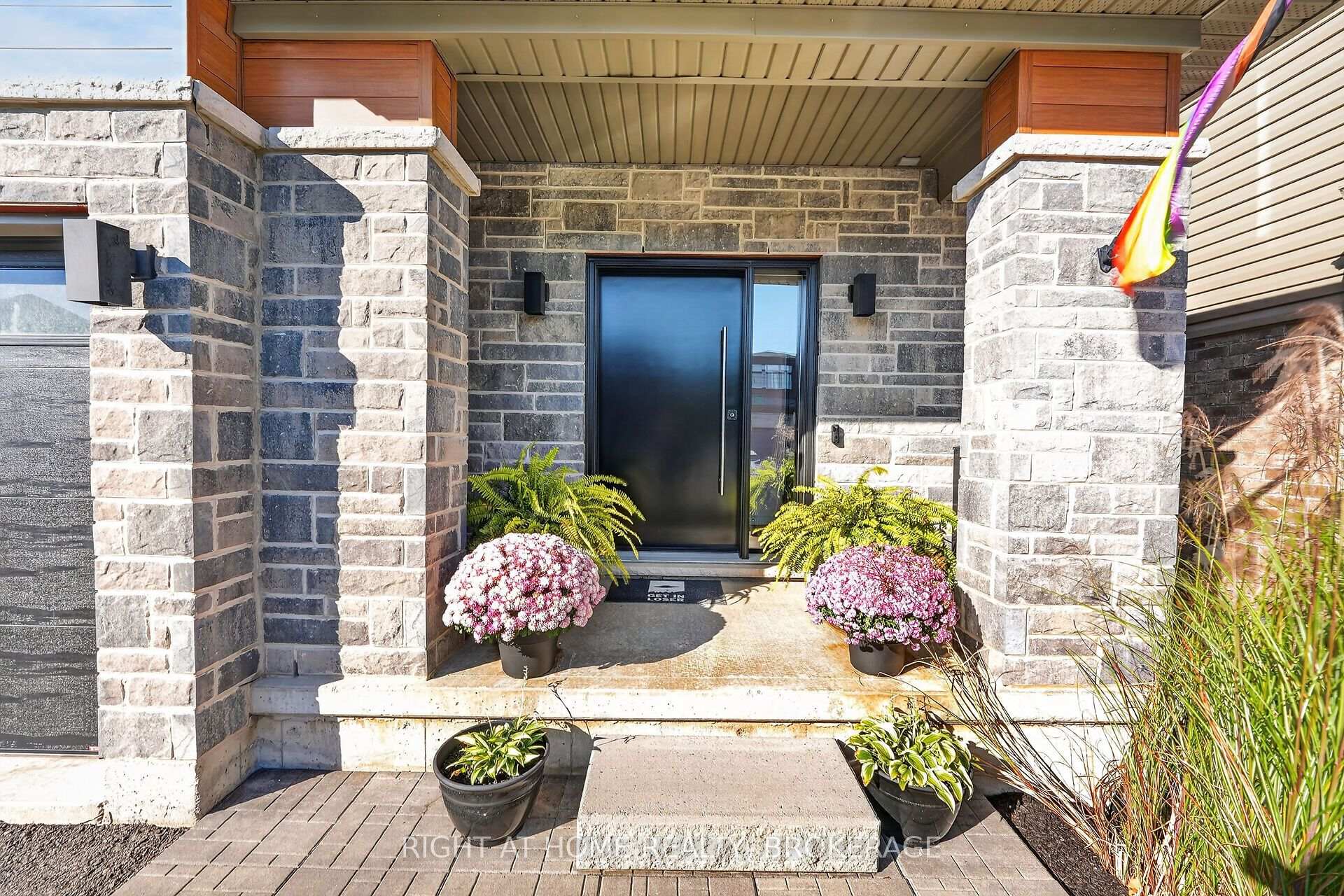 Photo 2 of 4069 Brock Street N, Lincoln, Beamsville — HOMEH