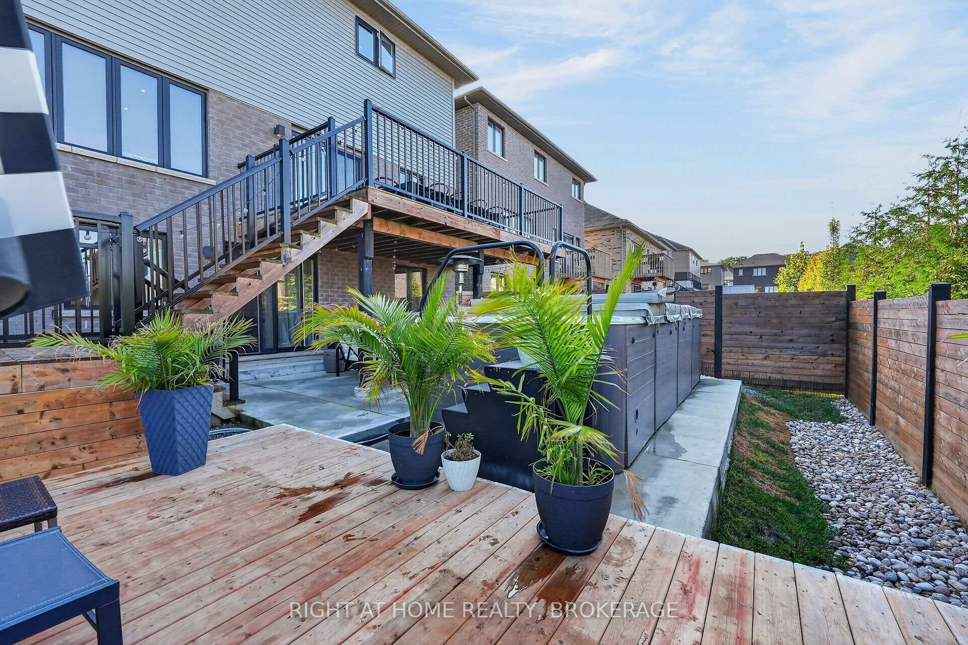 Photo 3 of 4069 Brock Street N, Lincoln, Beamsville — HOMEH
