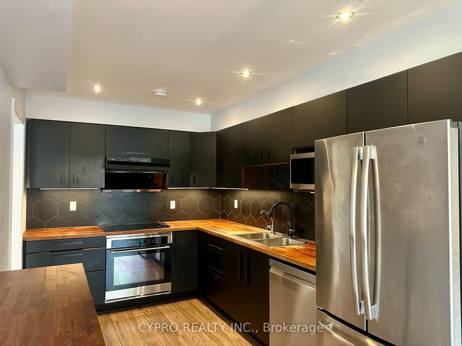 Photo 2 of 141 King William Crescent, Richmond Hill, Langstaff — HOMEH