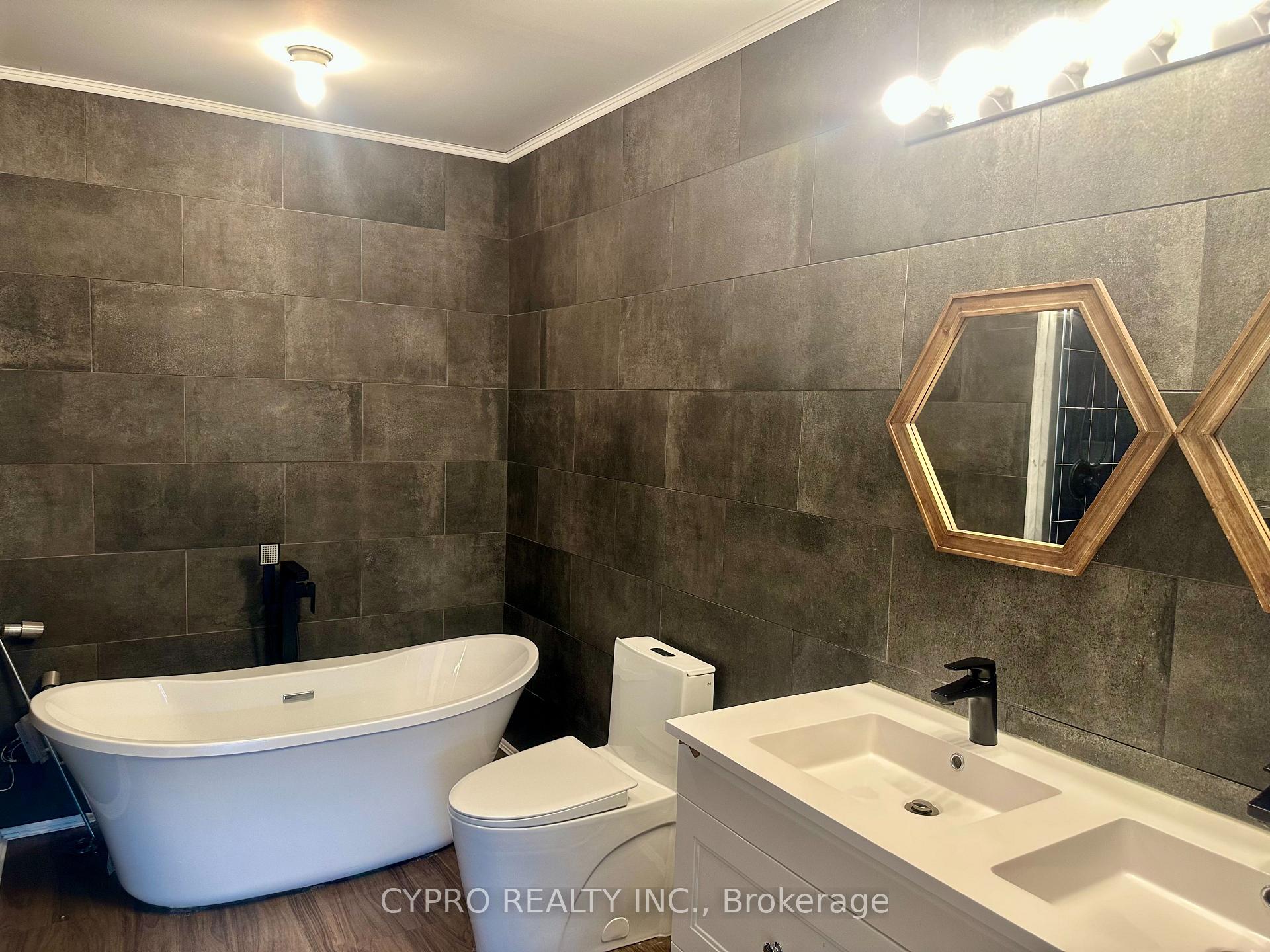 Photo 11 of 141 King William Crescent, Richmond Hill, Langstaff — HOMEH