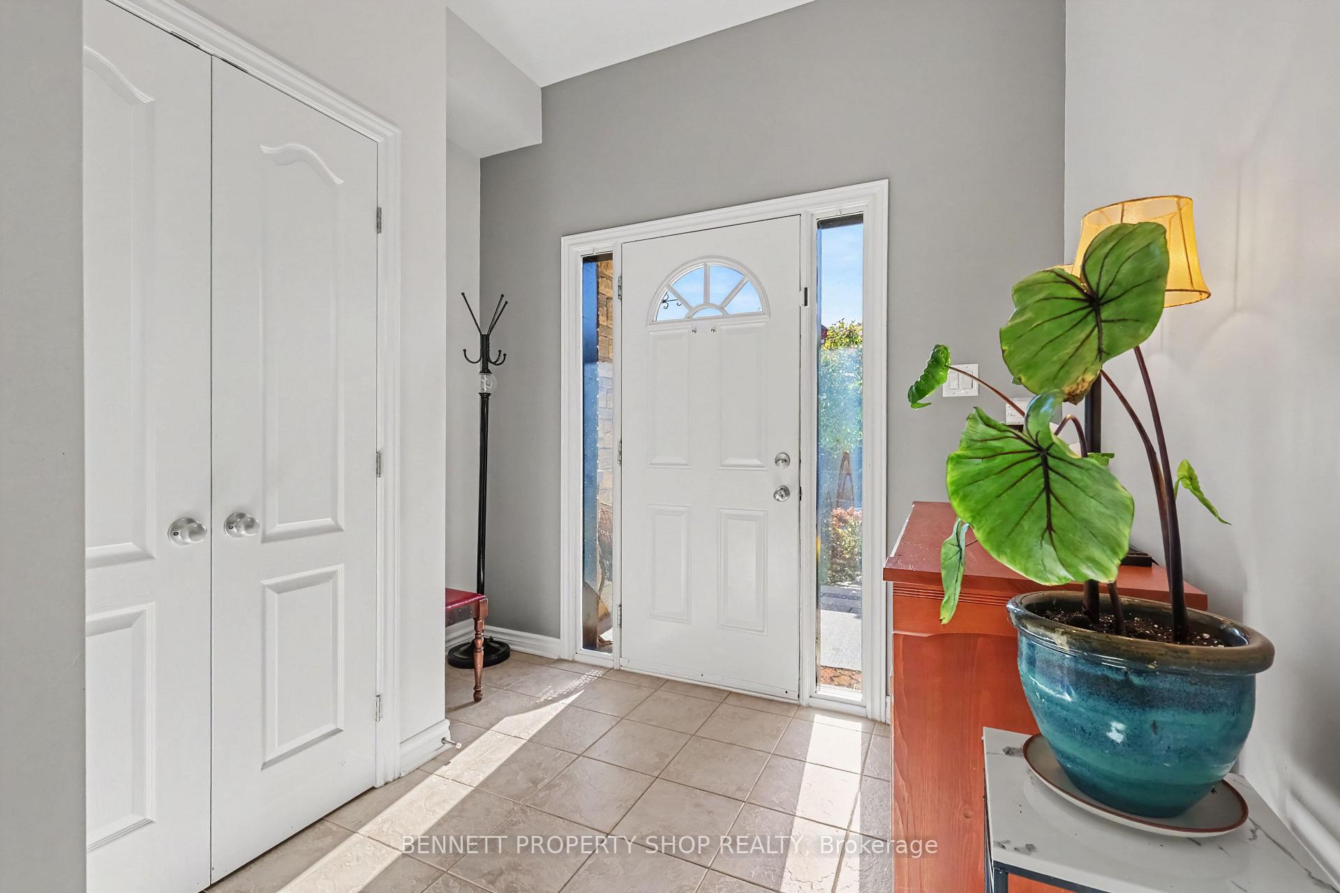 Photo 2 of 1063 Northgraves Crescent, Ottawa, Kanata - Emerald Meadows/Trailwest — HOMEH