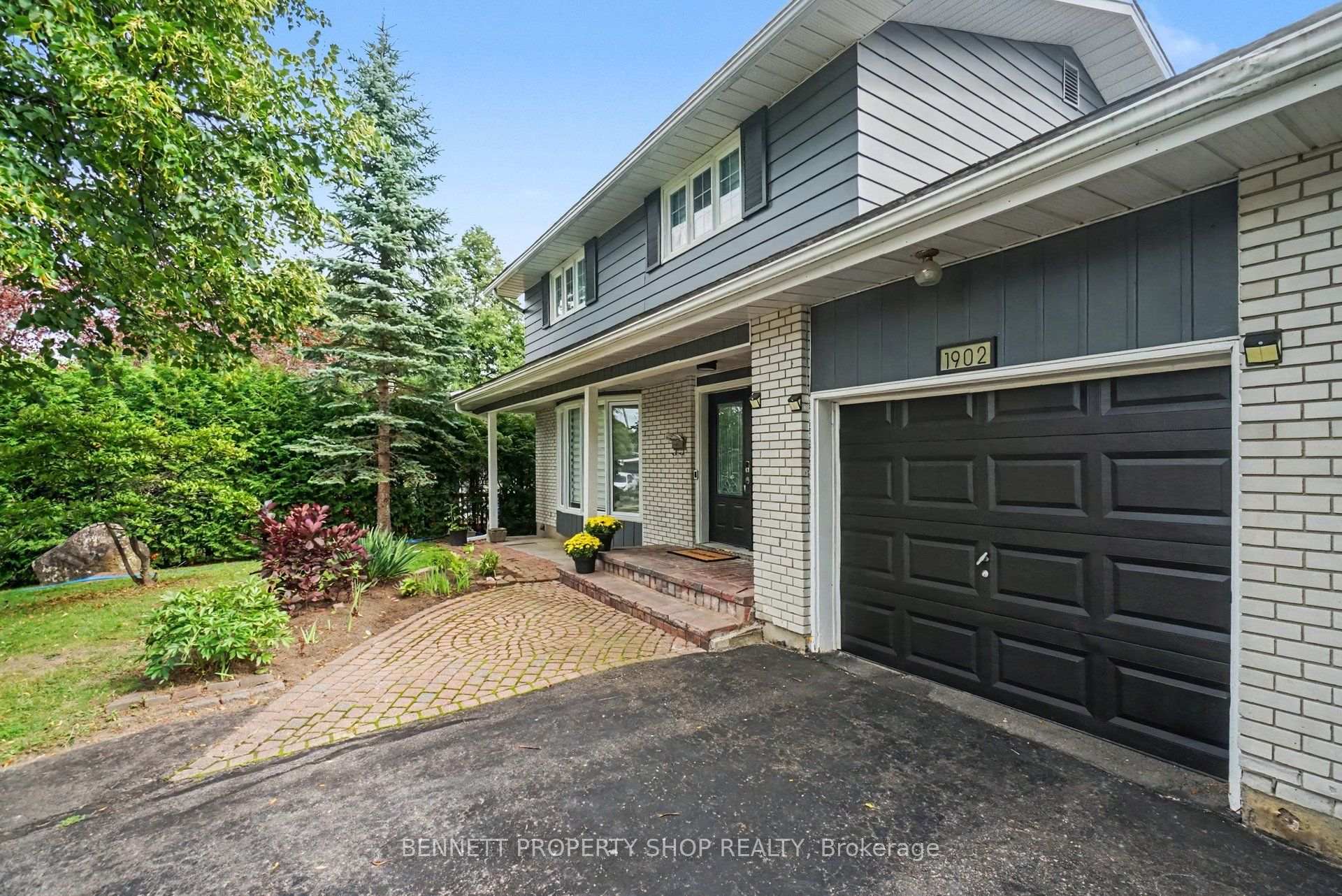 Photo 2 of 1902 Featherston Drive, Ottawa, Guildwood Estates - Urbandale Acres — HOMEH