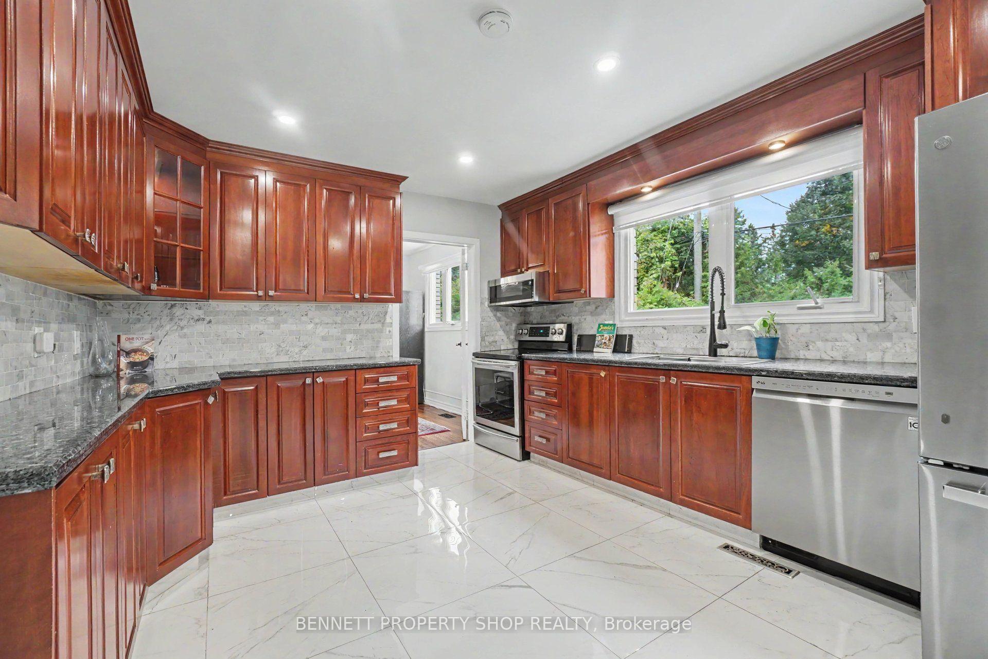 Photo 8 of 1902 Featherston Drive, Ottawa, Guildwood Estates - Urbandale Acres — HOMEH