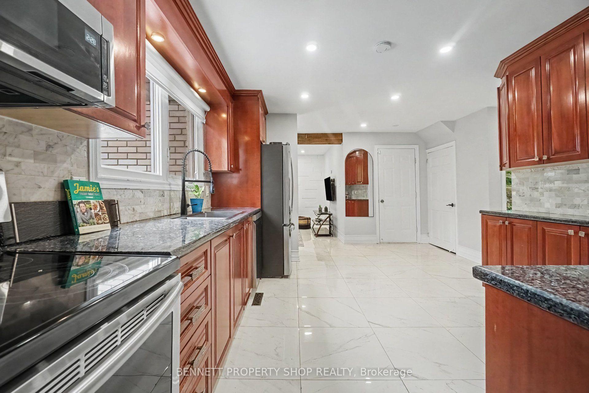 Photo 9 of 1902 Featherston Drive, Ottawa, Guildwood Estates - Urbandale Acres — HOMEH