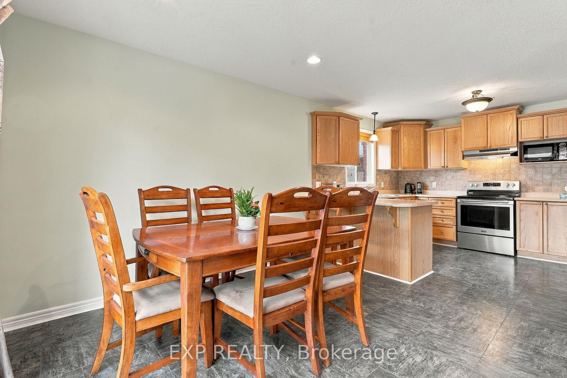 Photo 10 of 99 Stiefelmeyer Crescent, Wilmot, Baden — HOMEH