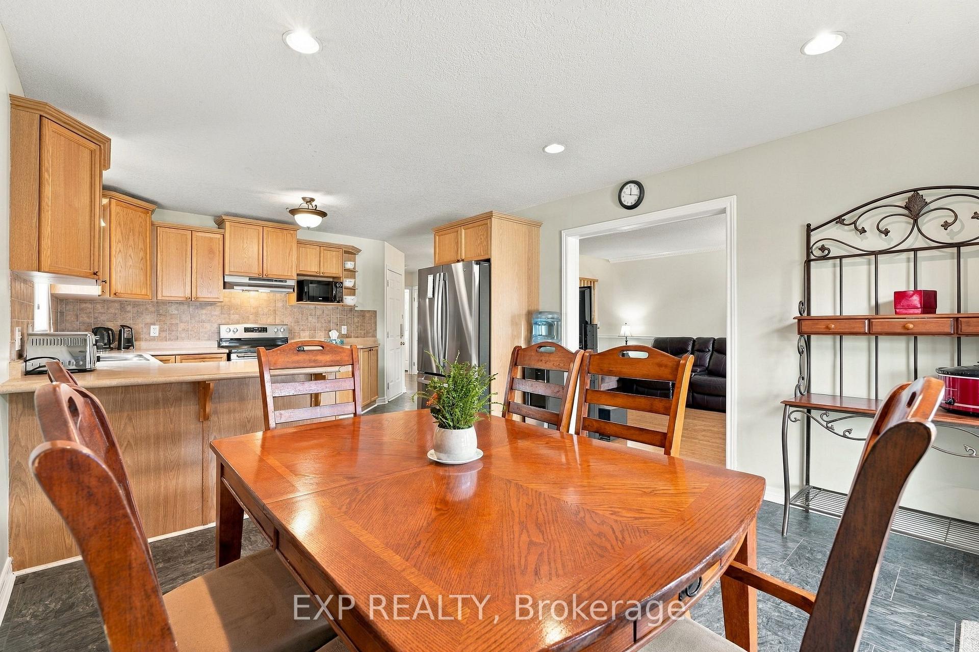 Photo 11 of 99 Stiefelmeyer Crescent, Wilmot, Baden — HOMEH