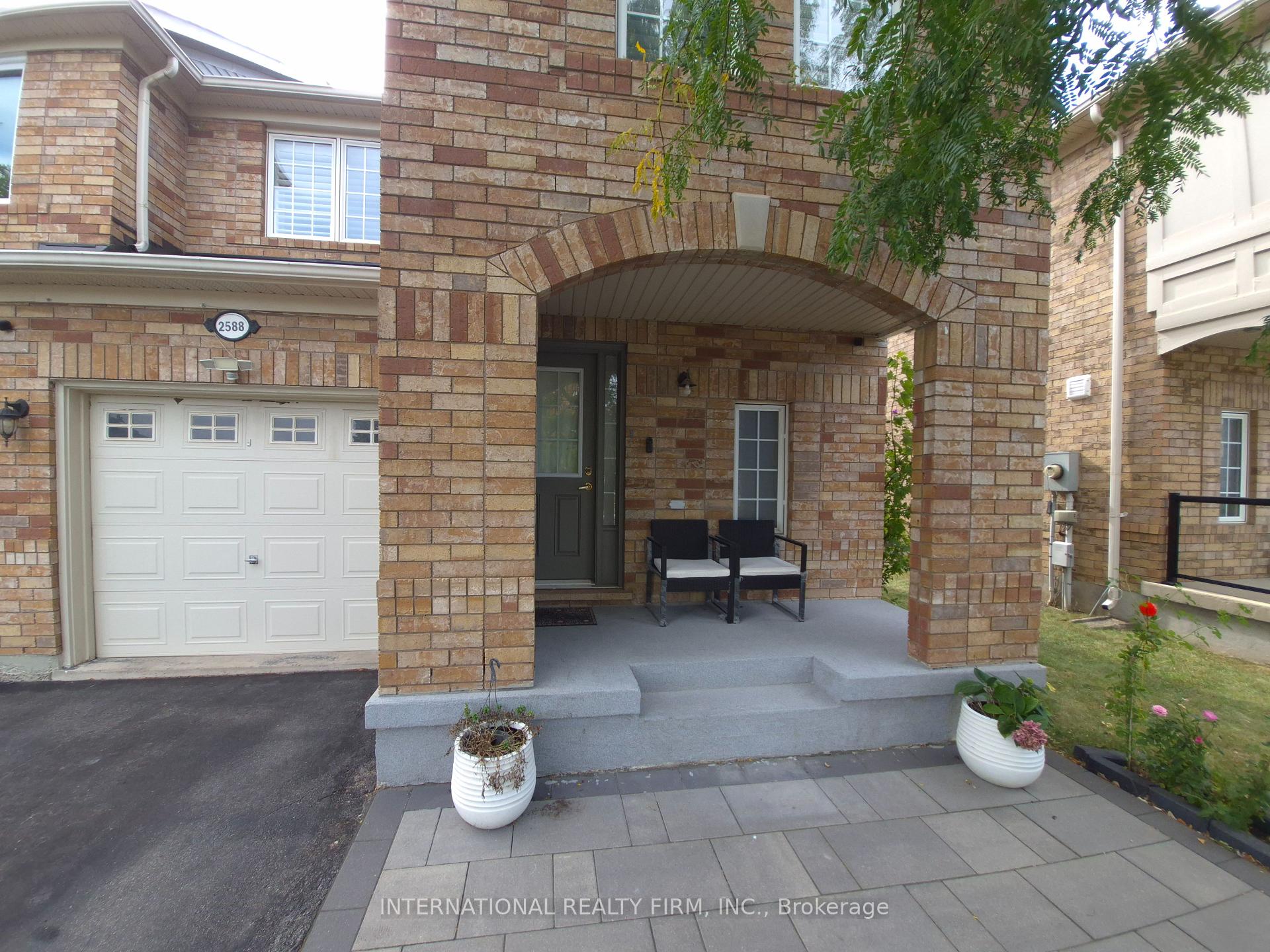 Photo 2 of 2588 Valleyridge Drive, Oakville, Bronte Creek — HOMEH