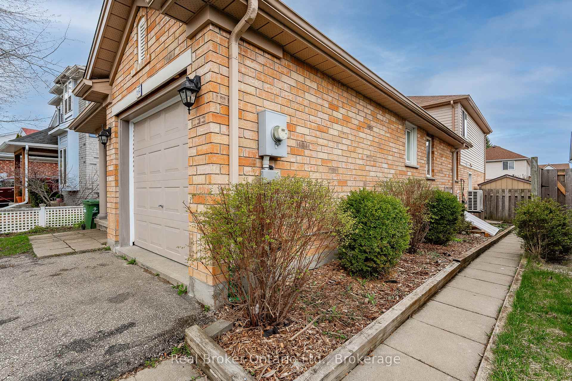 Photo 2 of Unit B, 14 Southcreek Trail, Guelph, Kortright West — HOMEH