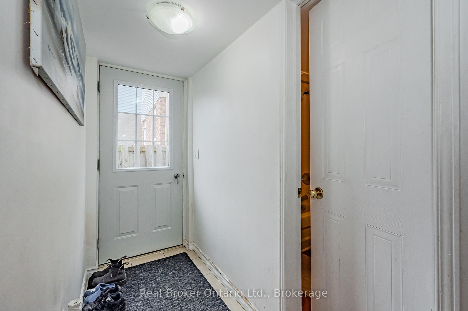 Photo 4 of Unit B, 14 Southcreek Trail, Guelph, Kortright West — HOMEH