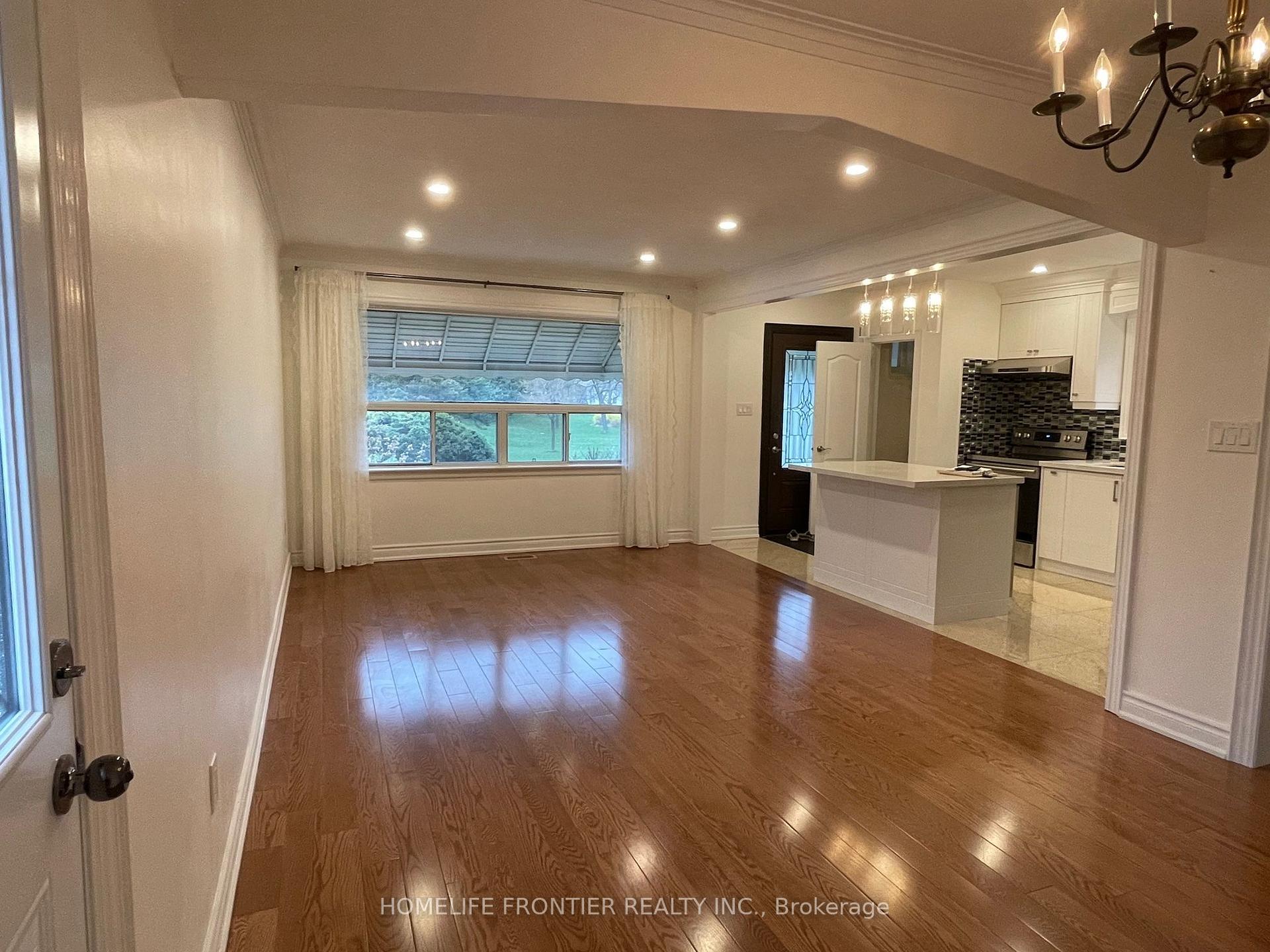 Photo 3 of Unit Upper, 10 Edge Park Avenue, Scarborough, Clairlea-Birchmount — HOMEH