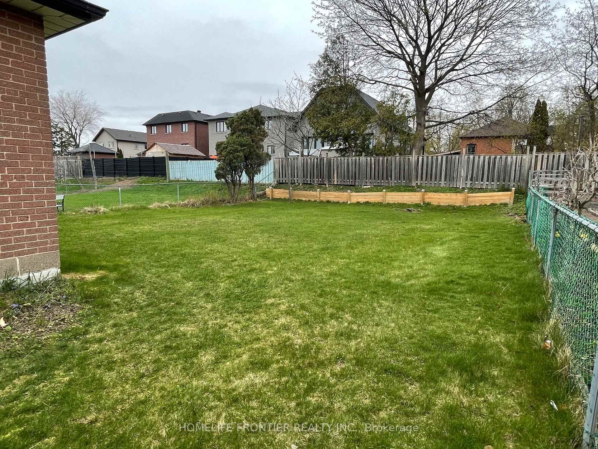 Photo 13 of Unit Upper, 10 Edge Park Avenue, Scarborough, Clairlea-Birchmount — HOMEH