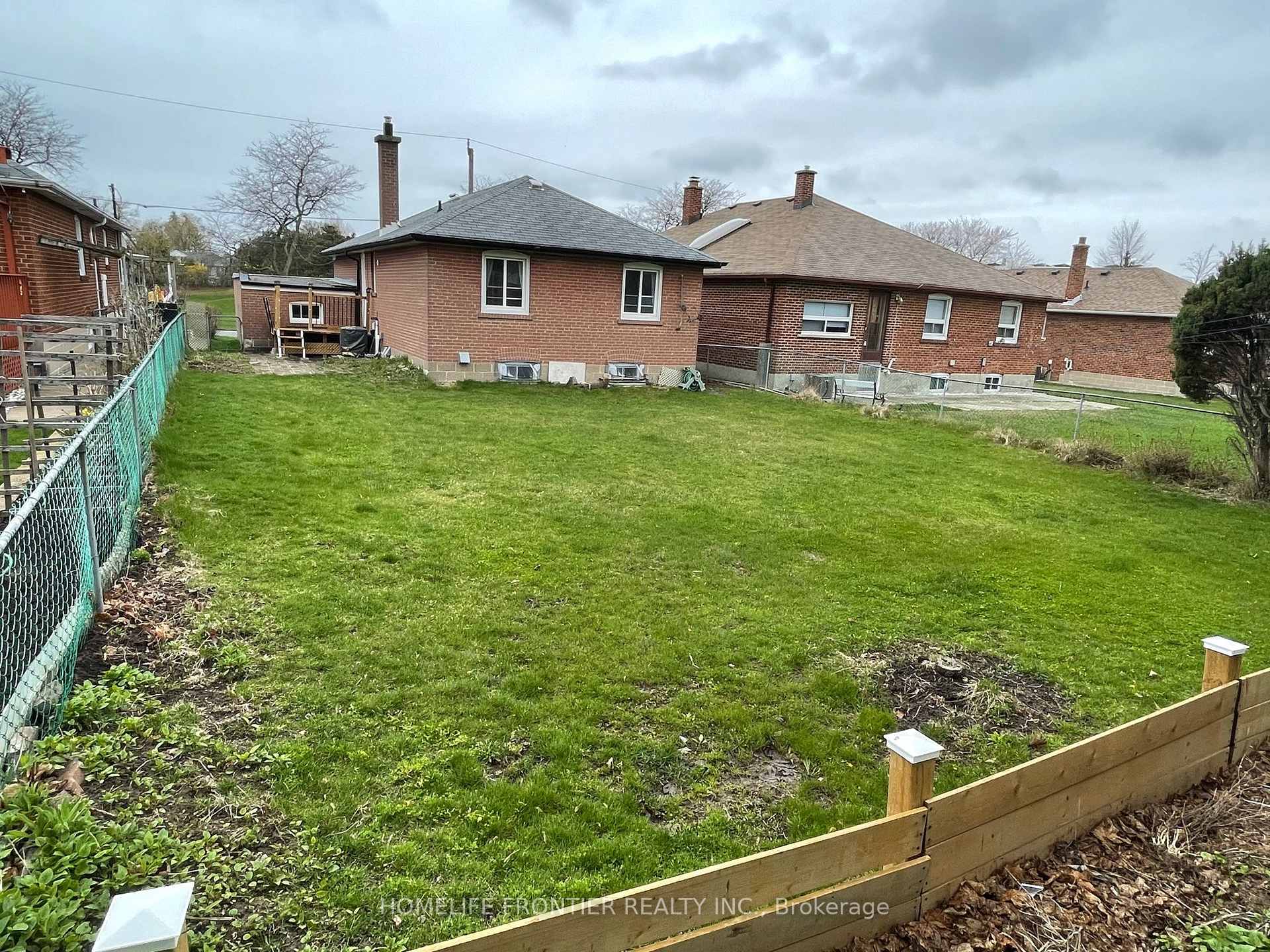 Photo 14 of Unit Upper, 10 Edge Park Avenue, Scarborough, Clairlea-Birchmount — HOMEH
