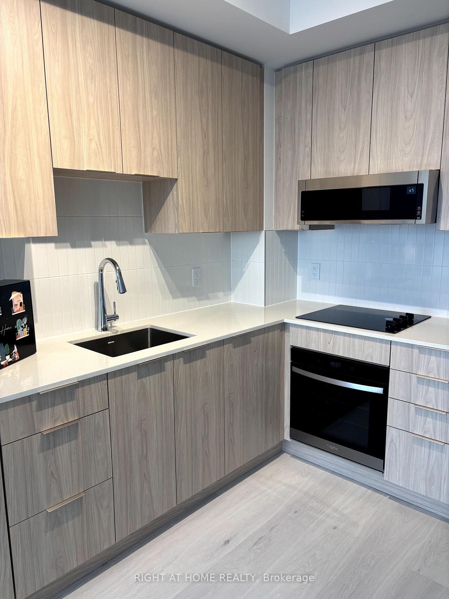 Photo 2 of Unit 318, 2501 Saw Whet Boulevard, Oakville, Glen Abbey — HOMEH