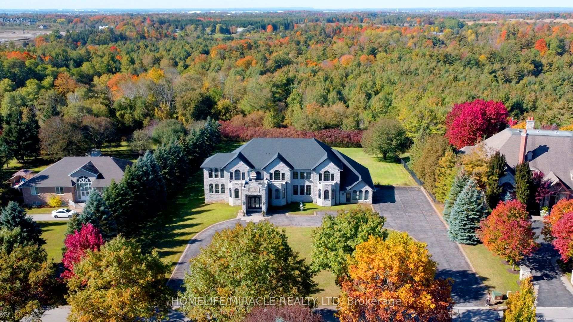 Photo 4 of 56 Orico Court, Vaughan, Kleinburg — HOMEH