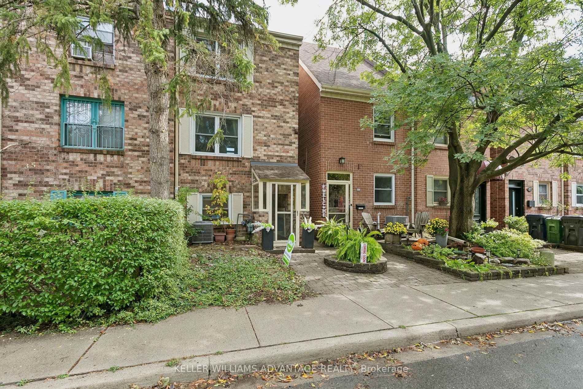 Photo 2 of 33 Sandstone Lane, Toronto, Greenwood-Coxwell — HOMEH
