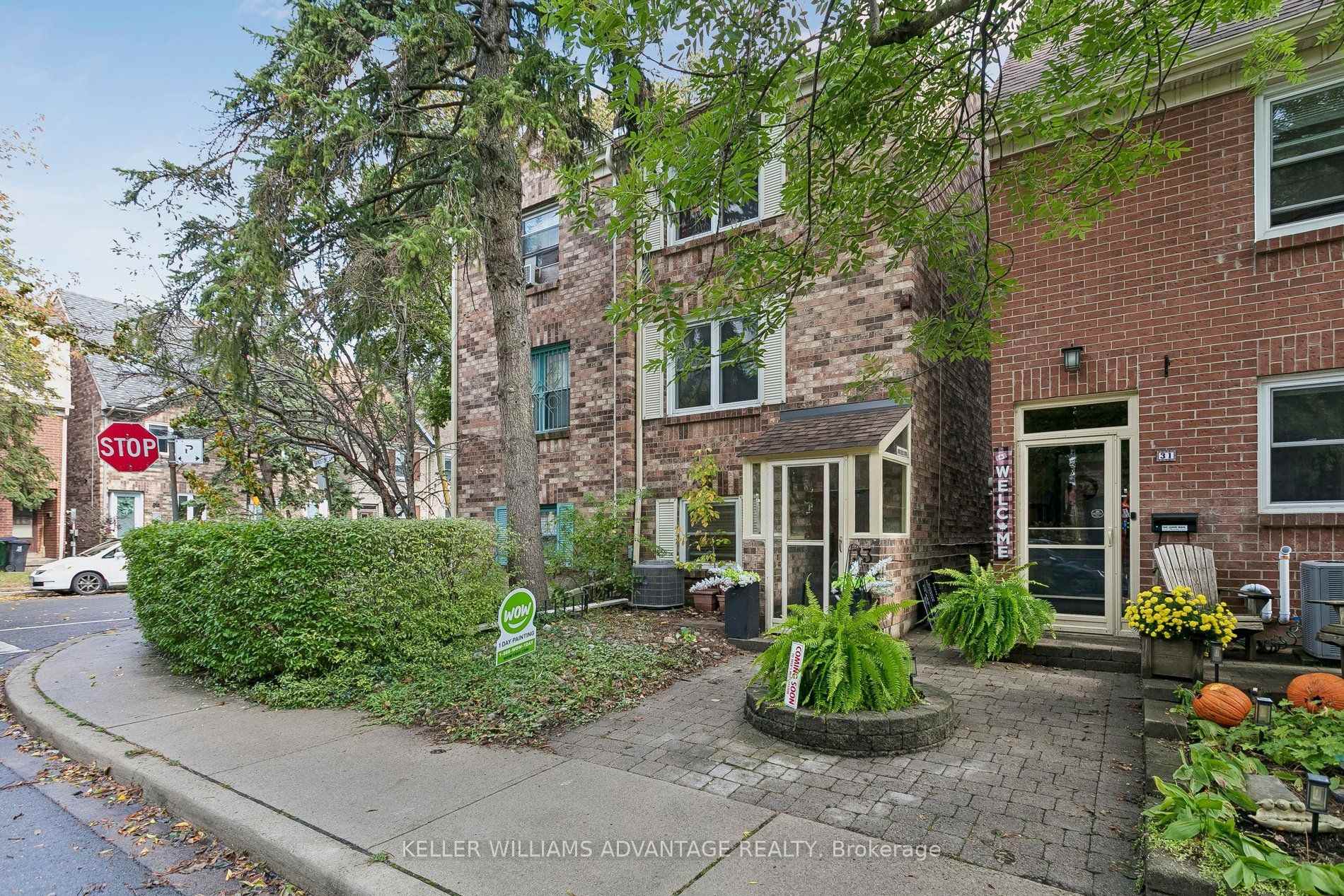 Photo 3 of 33 Sandstone Lane, Toronto, Greenwood-Coxwell — HOMEH