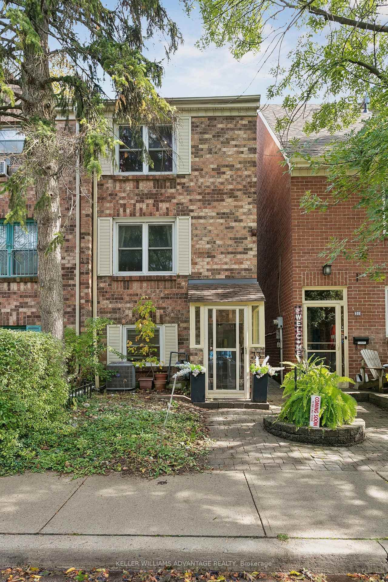 Photo 4 of 33 Sandstone Lane, Toronto, Greenwood-Coxwell — HOMEH