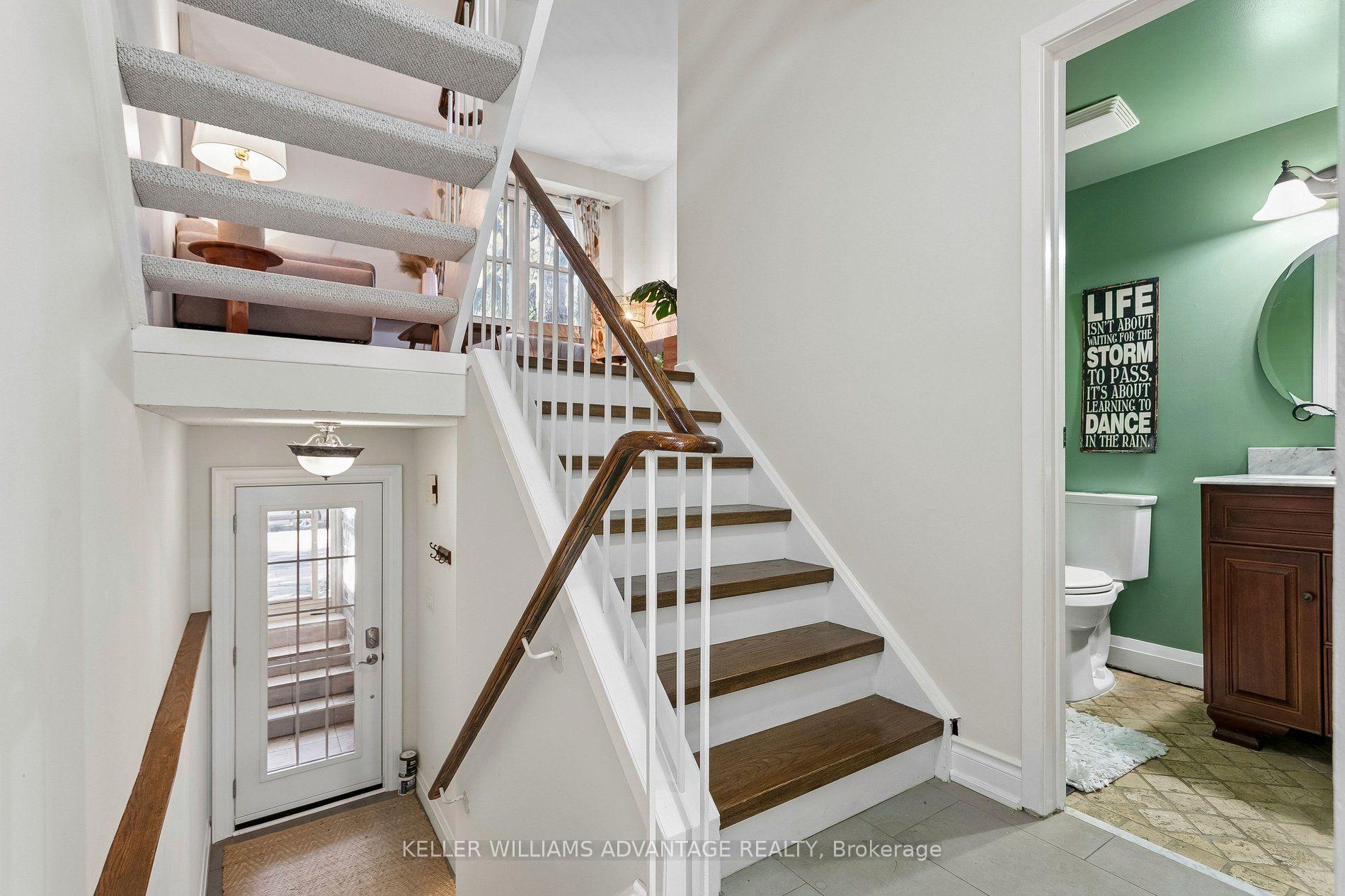 Photo 8 of 33 Sandstone Lane, Toronto, Greenwood-Coxwell — HOMEH