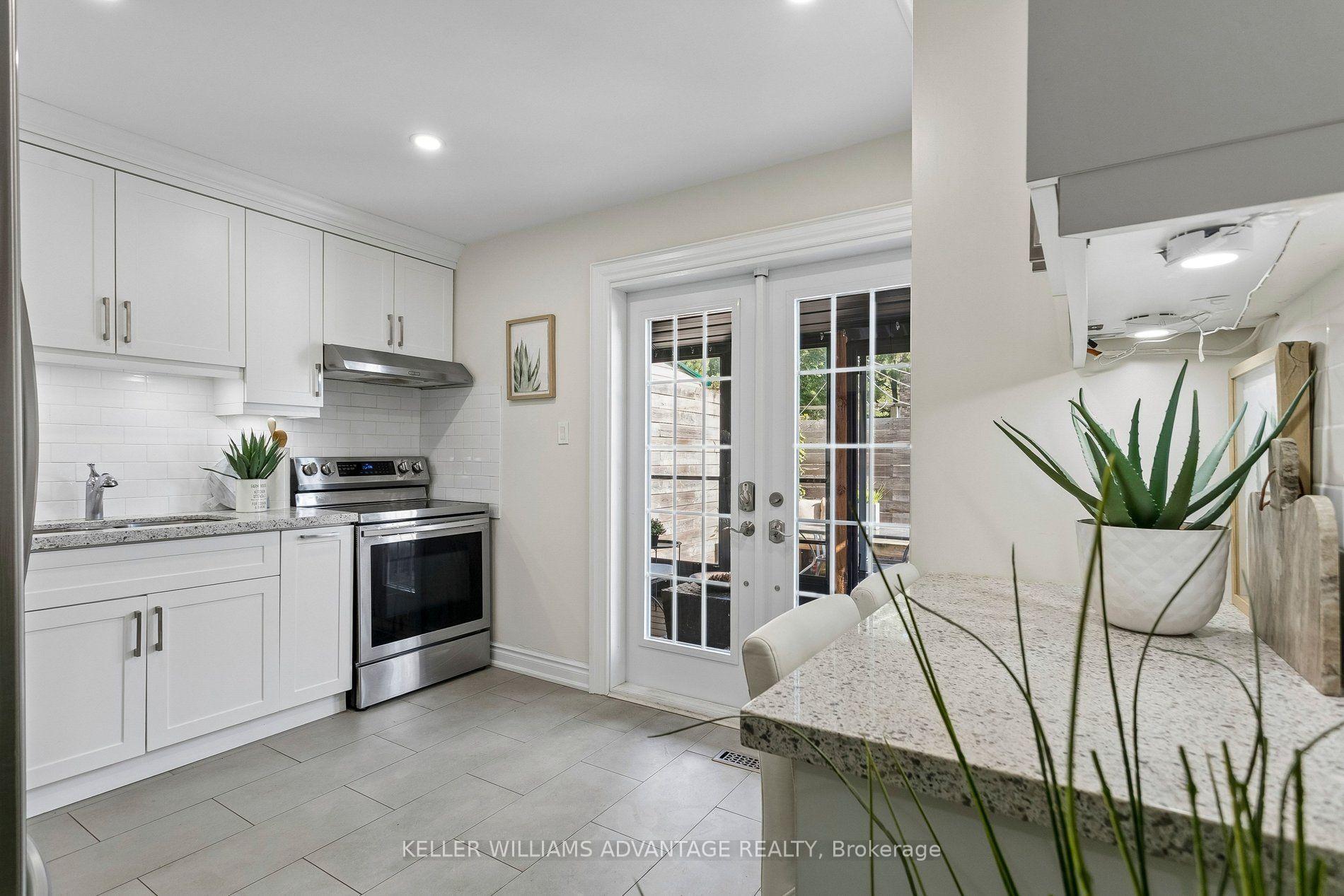 Photo 12 of 33 Sandstone Lane, Toronto, Greenwood-Coxwell — HOMEH