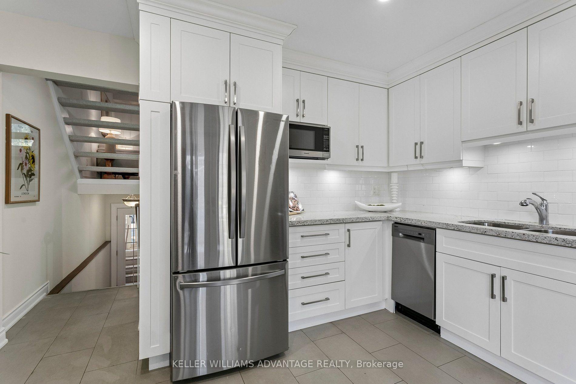 Photo 13 of 33 Sandstone Lane, Toronto, Greenwood-Coxwell — HOMEH