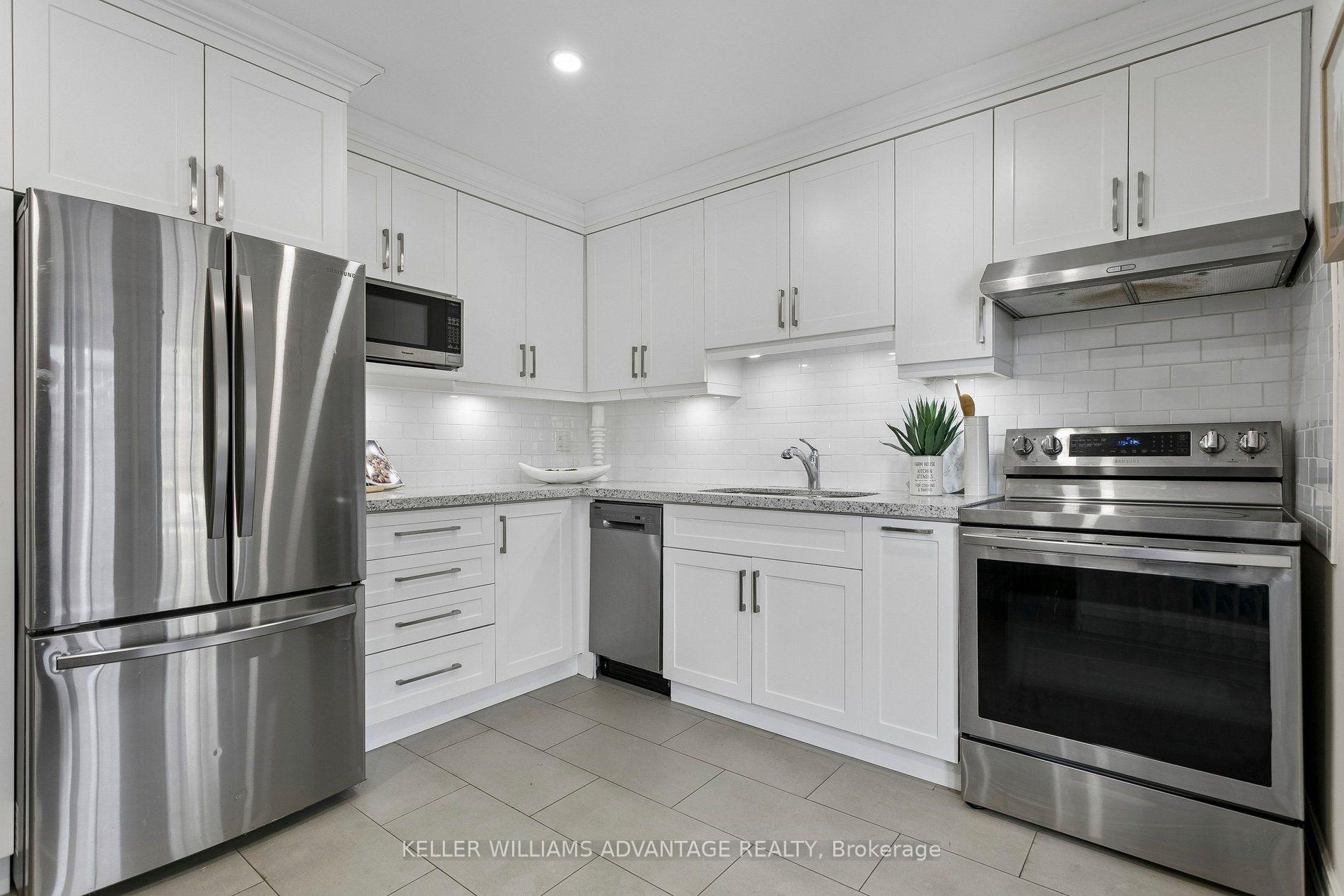 Photo 14 of 33 Sandstone Lane, Toronto, Greenwood-Coxwell — HOMEH