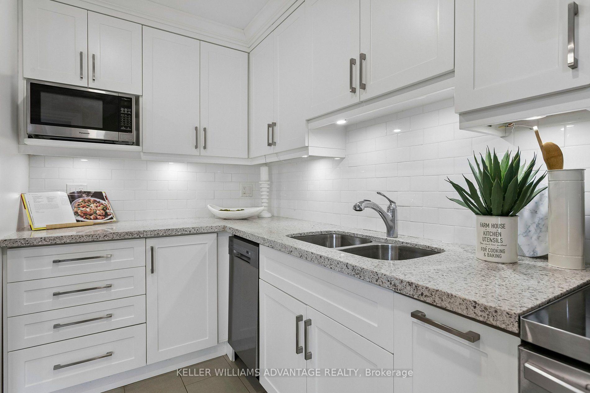 Photo 15 of 33 Sandstone Lane, Toronto, Greenwood-Coxwell — HOMEH