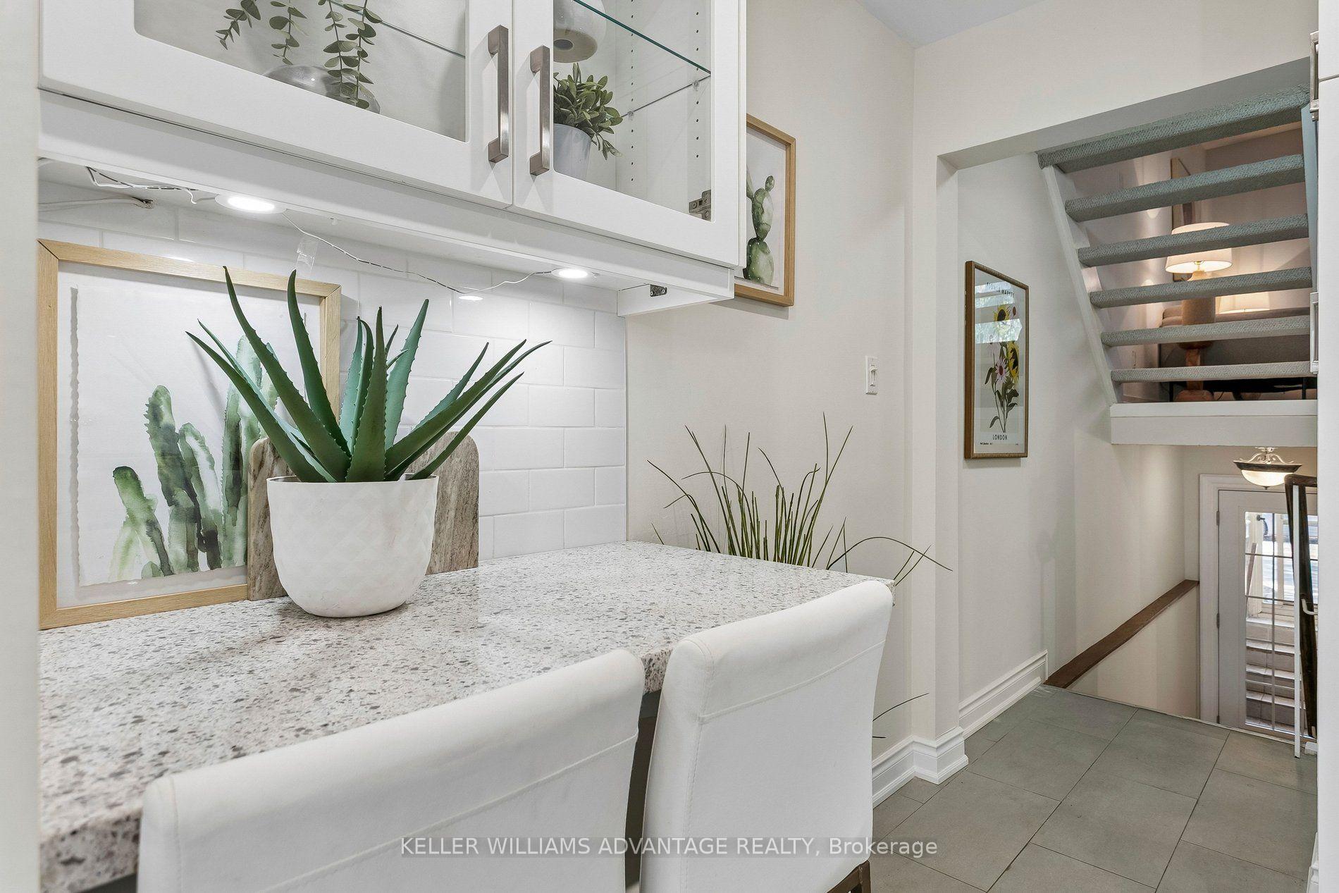 Photo 17 of 33 Sandstone Lane, Toronto, Greenwood-Coxwell — HOMEH